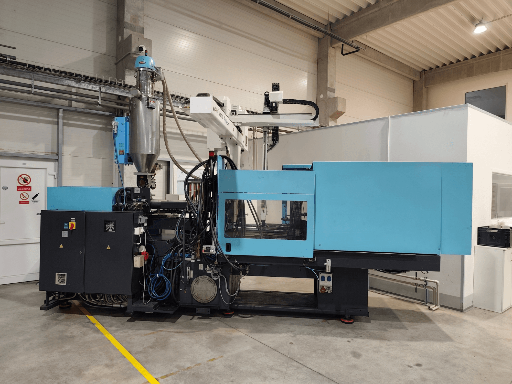 DEMAG Ergotech Extra 160-430 hidraulinio liejimo staklių vaizdas iš priekio, kuriame matomas valdymo skydas ir bunkeris.