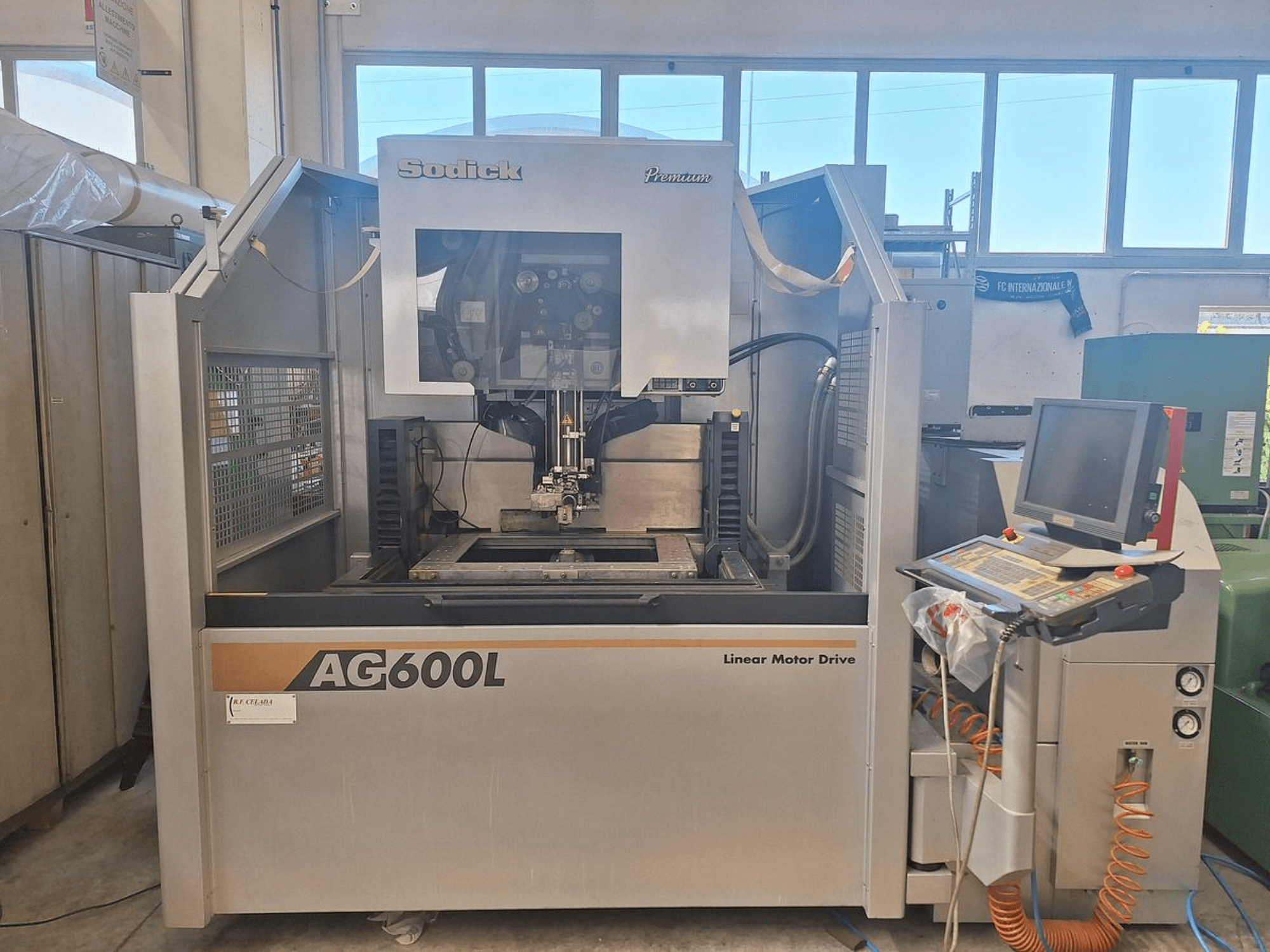 „Sodick AG 600 L“ vielos elektroerozijos staklės, vaizdas iš priekio, su valdymo pultu ir linijinio variklio pavara.