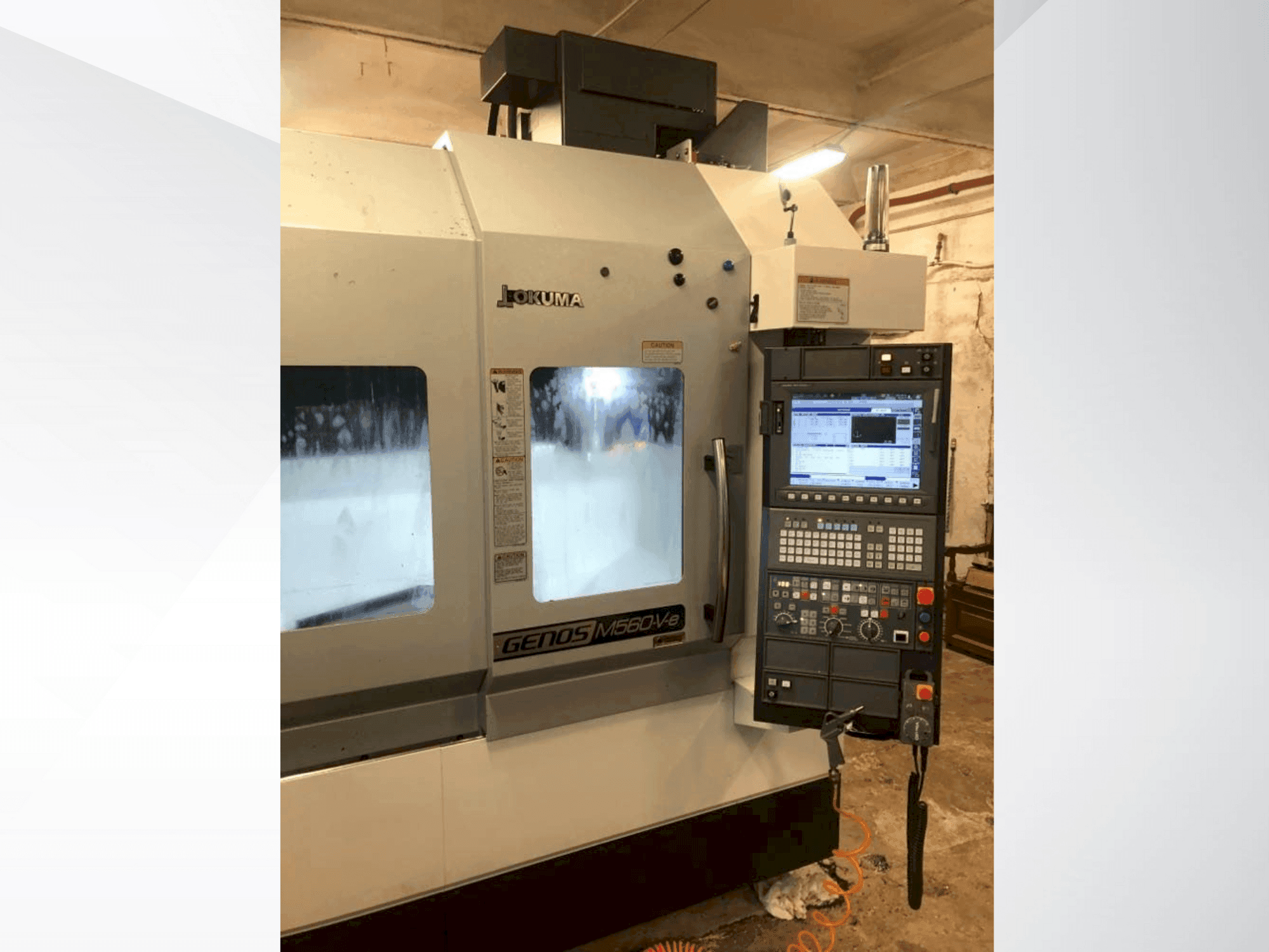 Okuma GENOS M560-V-e Mašinos vaizdas iš priekio