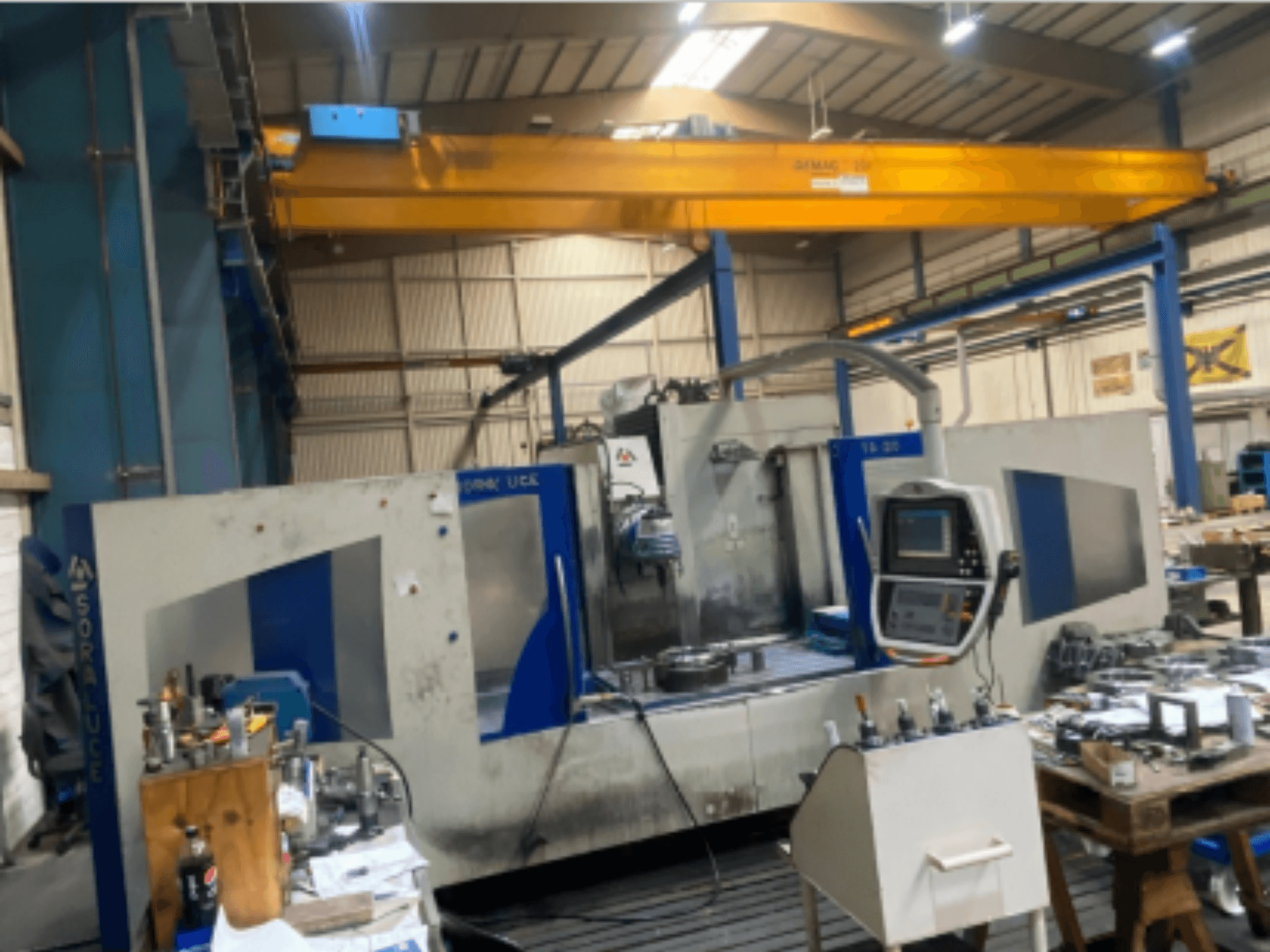 "Soraluce TA-A20" staklių su lova vaizdas iš priekio, valdymo skydelis ir darbo zona su įrankiais ir medžiagomis.