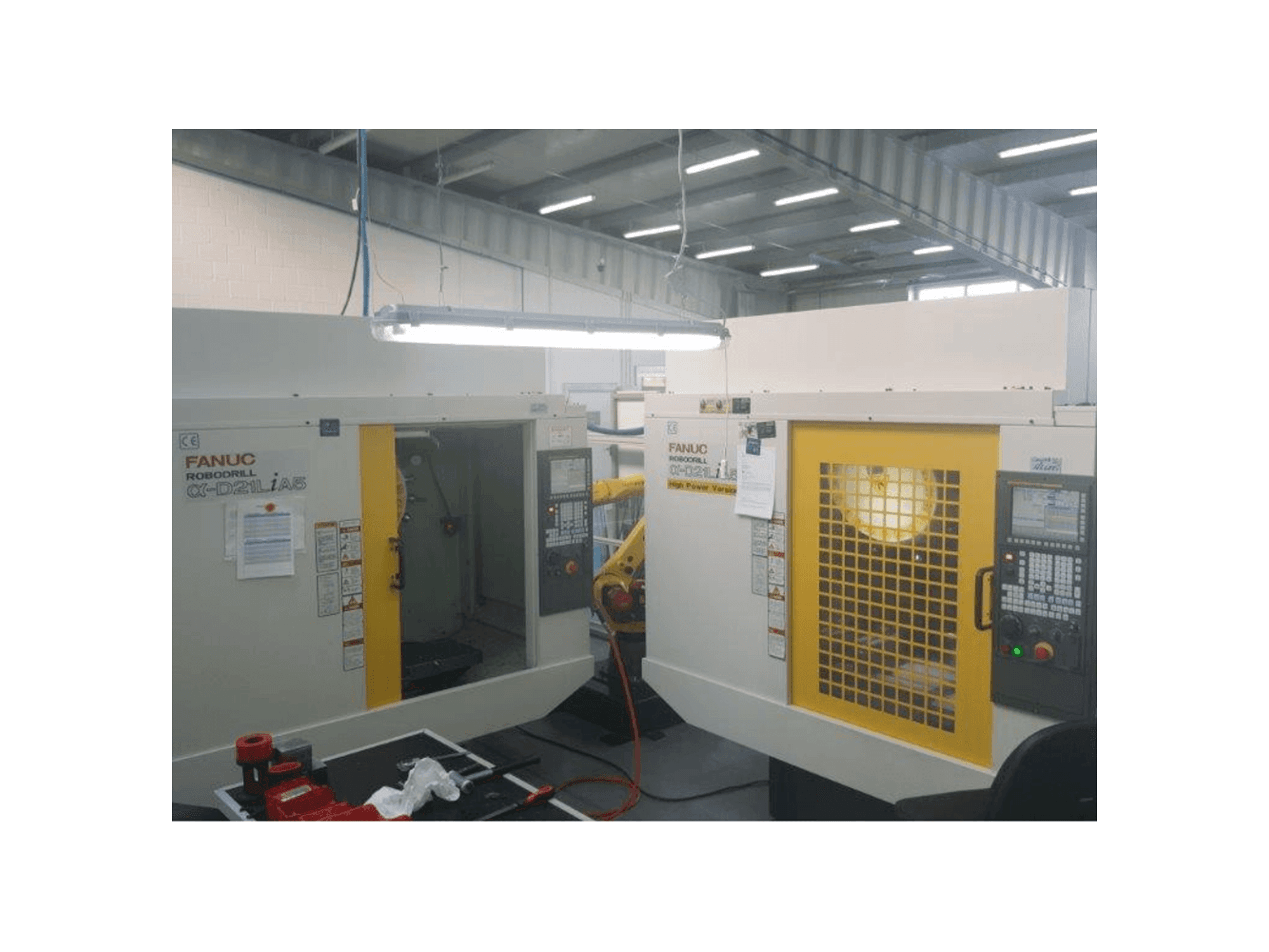 FANUC RoboDrills D21LiA5 + M20iA/M35 Mašinos vaizdas iš priekio