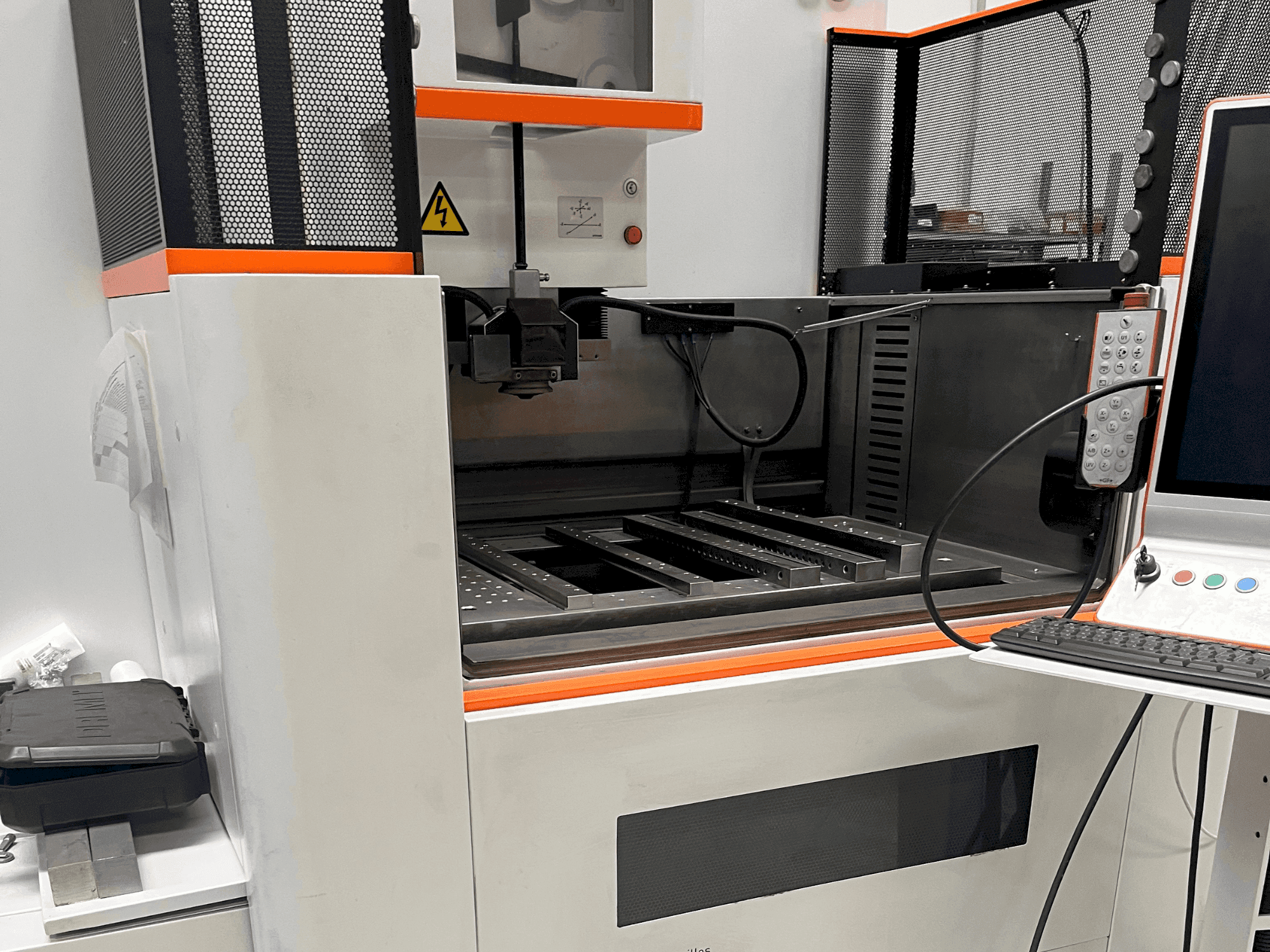 AgieCharmilles CUT E 600 Mašinos vaizdas iš priekio