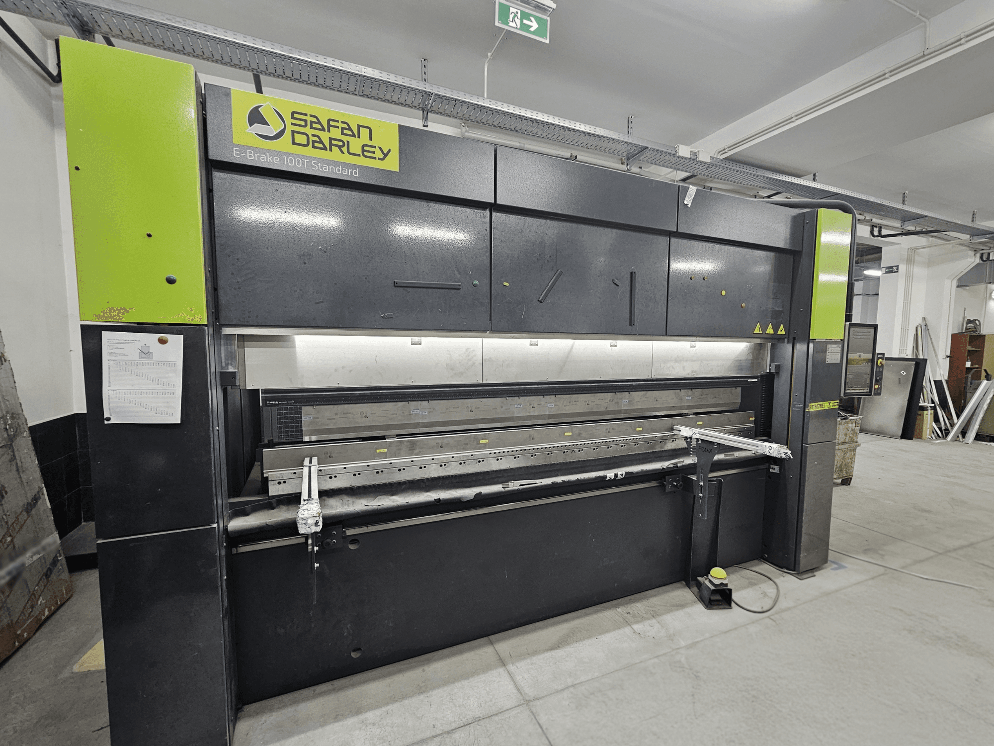 "SafanDarley E-Brake 100T Standard", vaizdas iš priekio; hidraulinės lenkimo staklės su valdymo pultu, kojiniu pedalu ir saugos funkcijomis.