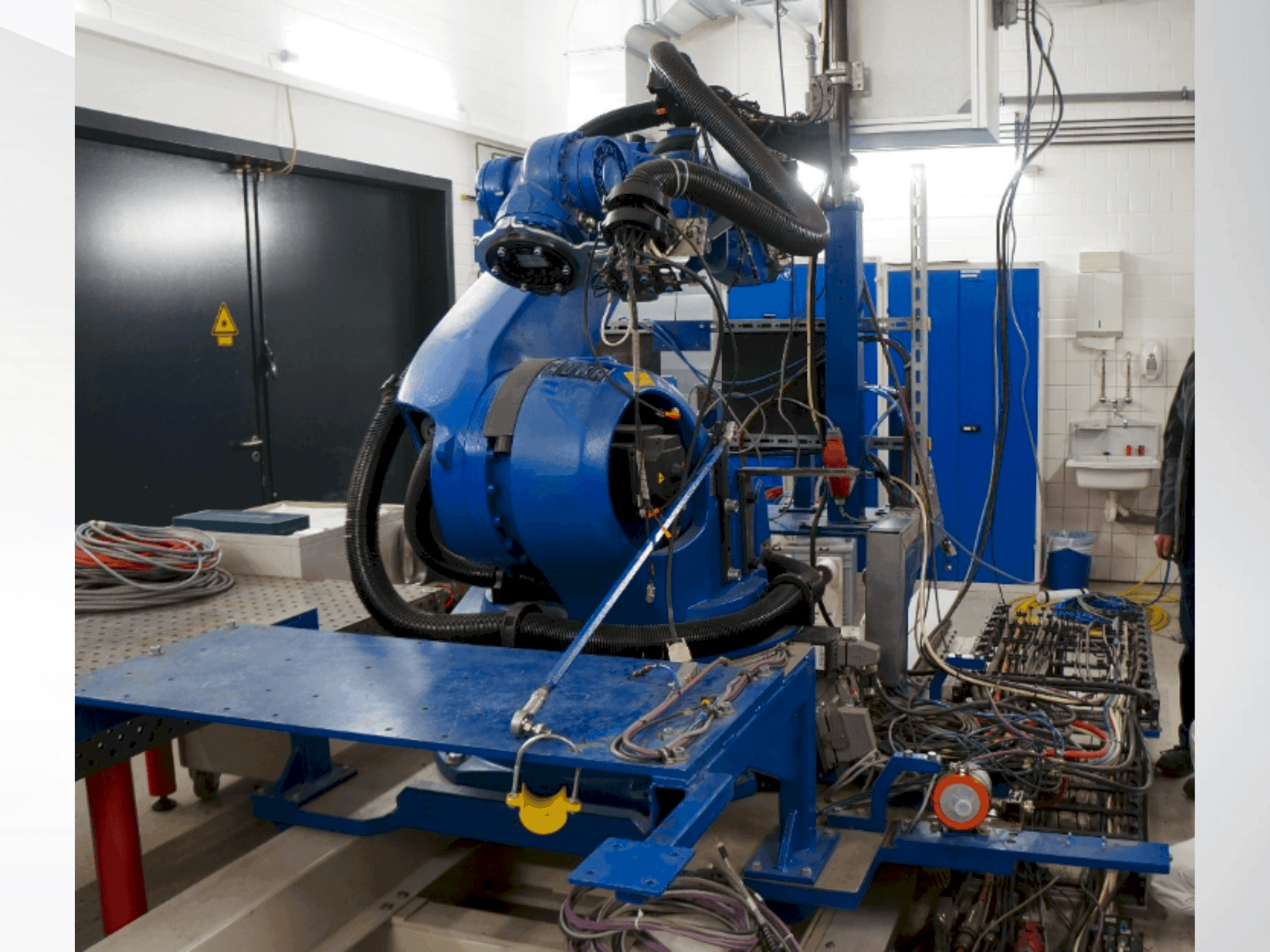 KUKA KR 100-2 HA 2000 Mašinos vaizdas iš šono