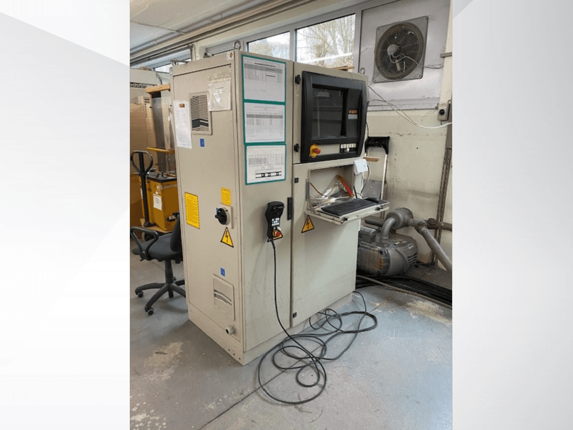 SCM Record 240 CNC medžio apdirbimo centras šoniniu vaizdu, su valdymo skydeliu, saugos etiketėmis ir prijungtu varikliu.