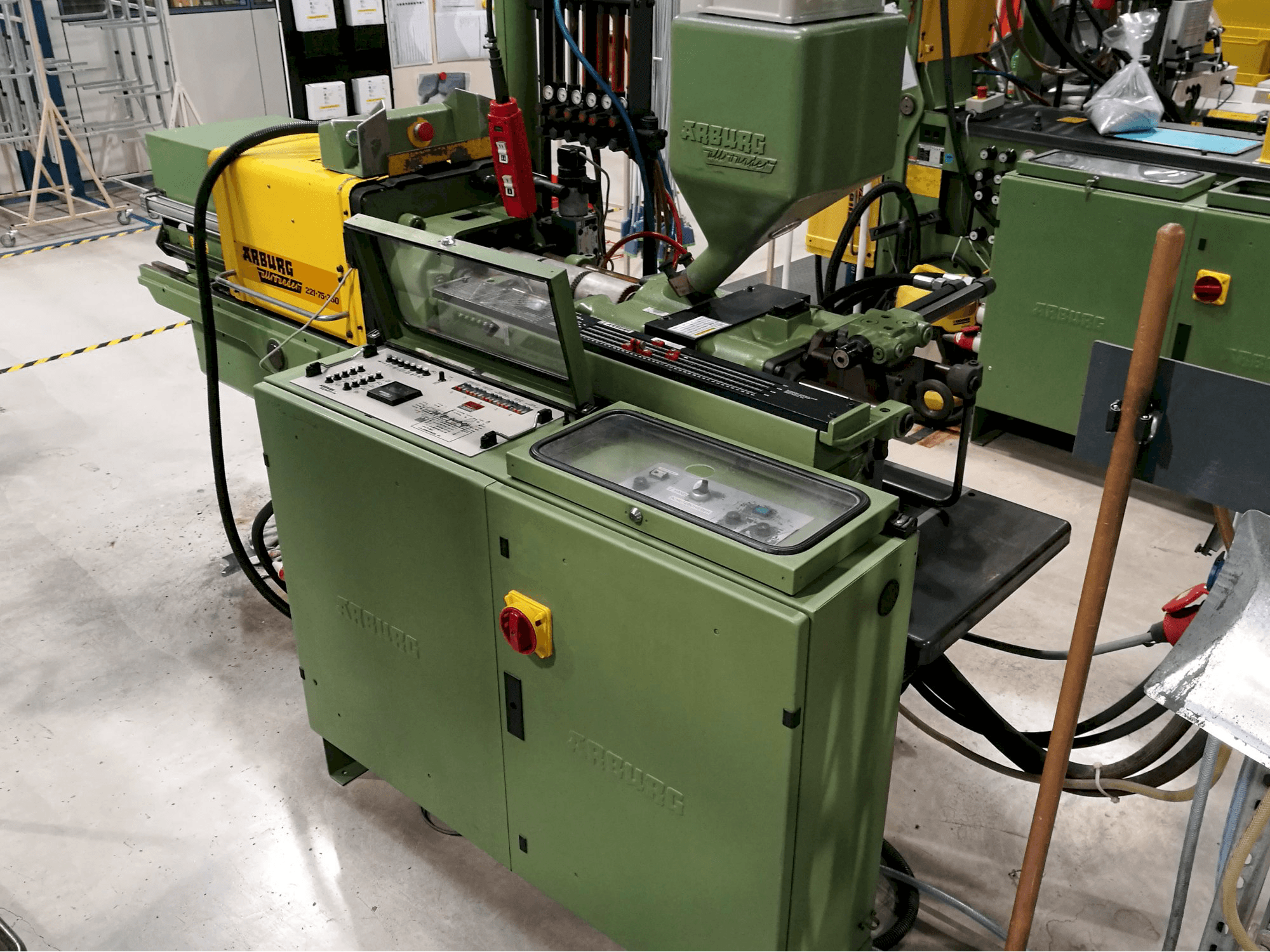 Arburg Allrounder 221-75-350 Mašinos dešinės pusės vaizdas