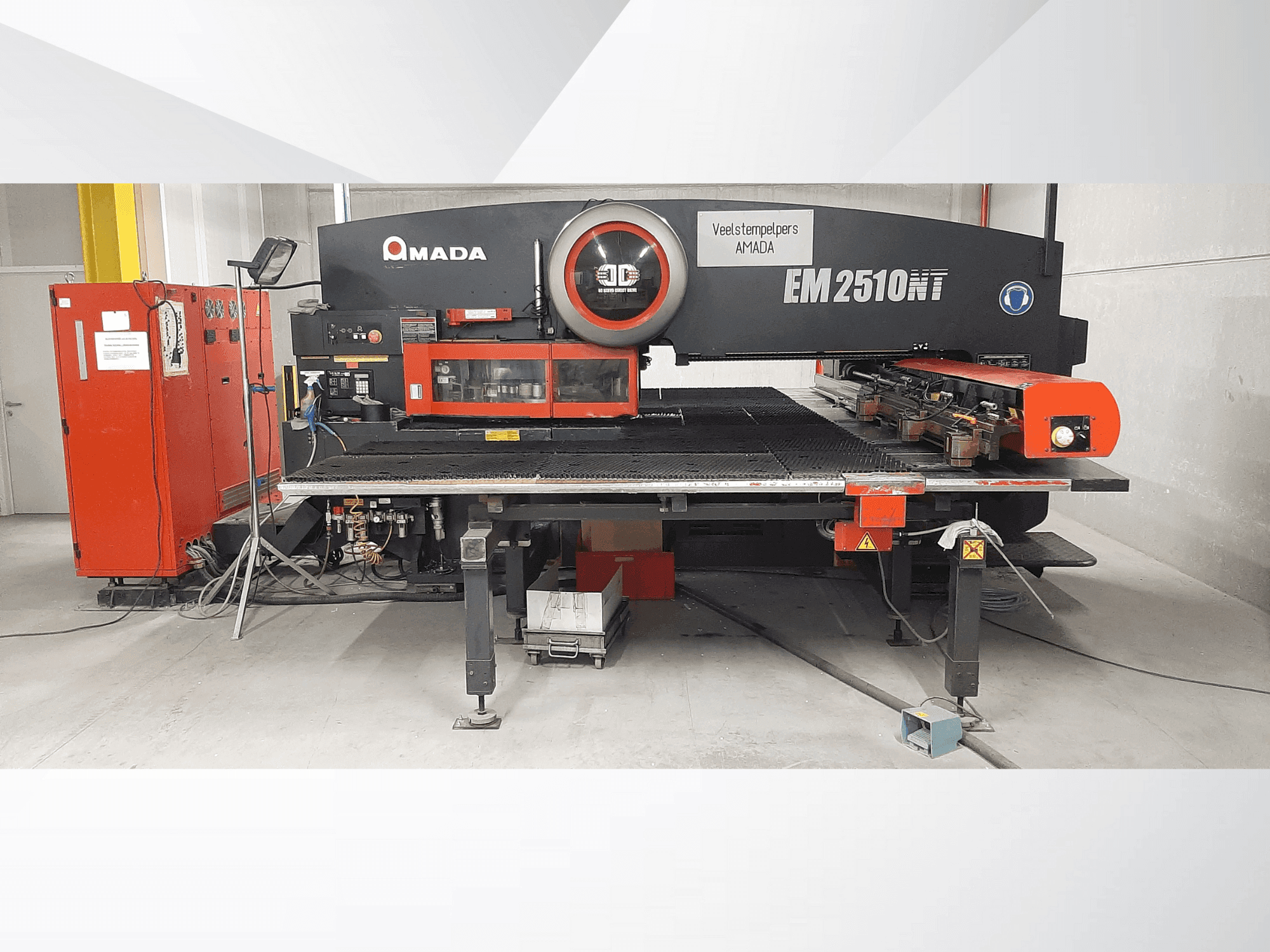 AMADA EM2510NT Mašinos vaizdas iš priekio