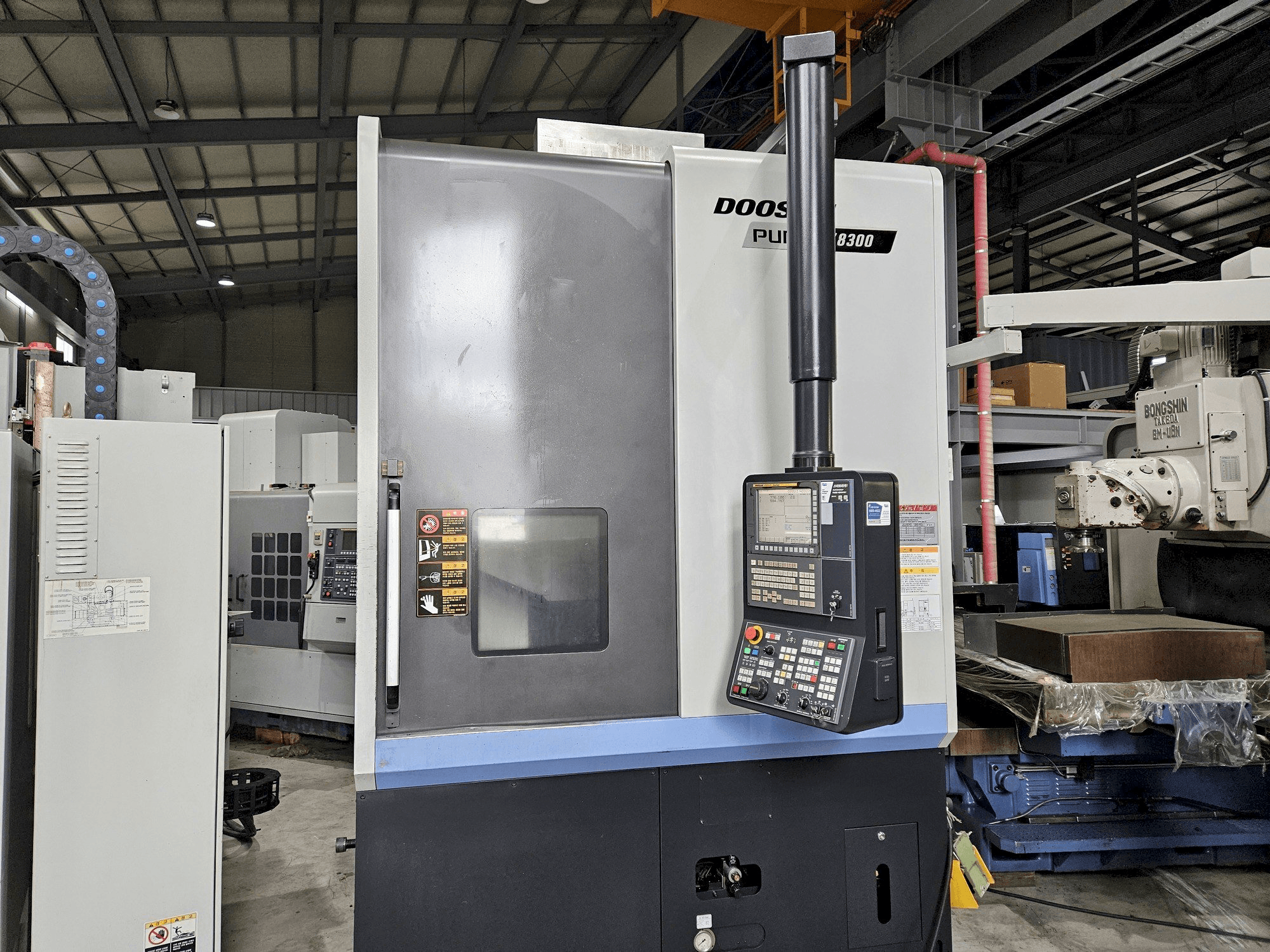 DOOSAN PUMA V8300 Mašinos vaizdas iš priekio