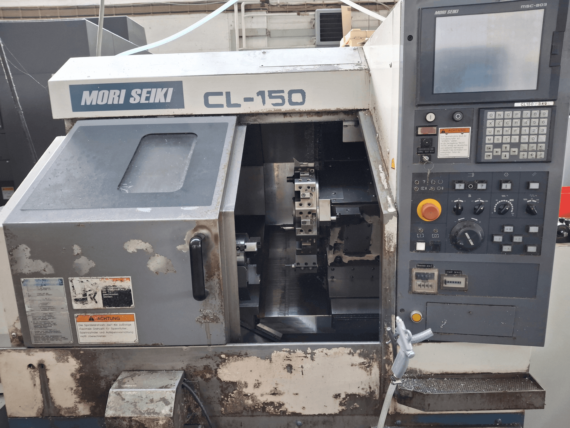 MORI SEIKI CL-150 horizontalios tekinimo staklės, vaizdas iš priekio. Valdymo skydelis, pjovimo įrankiai ir darbiniai ekranai.