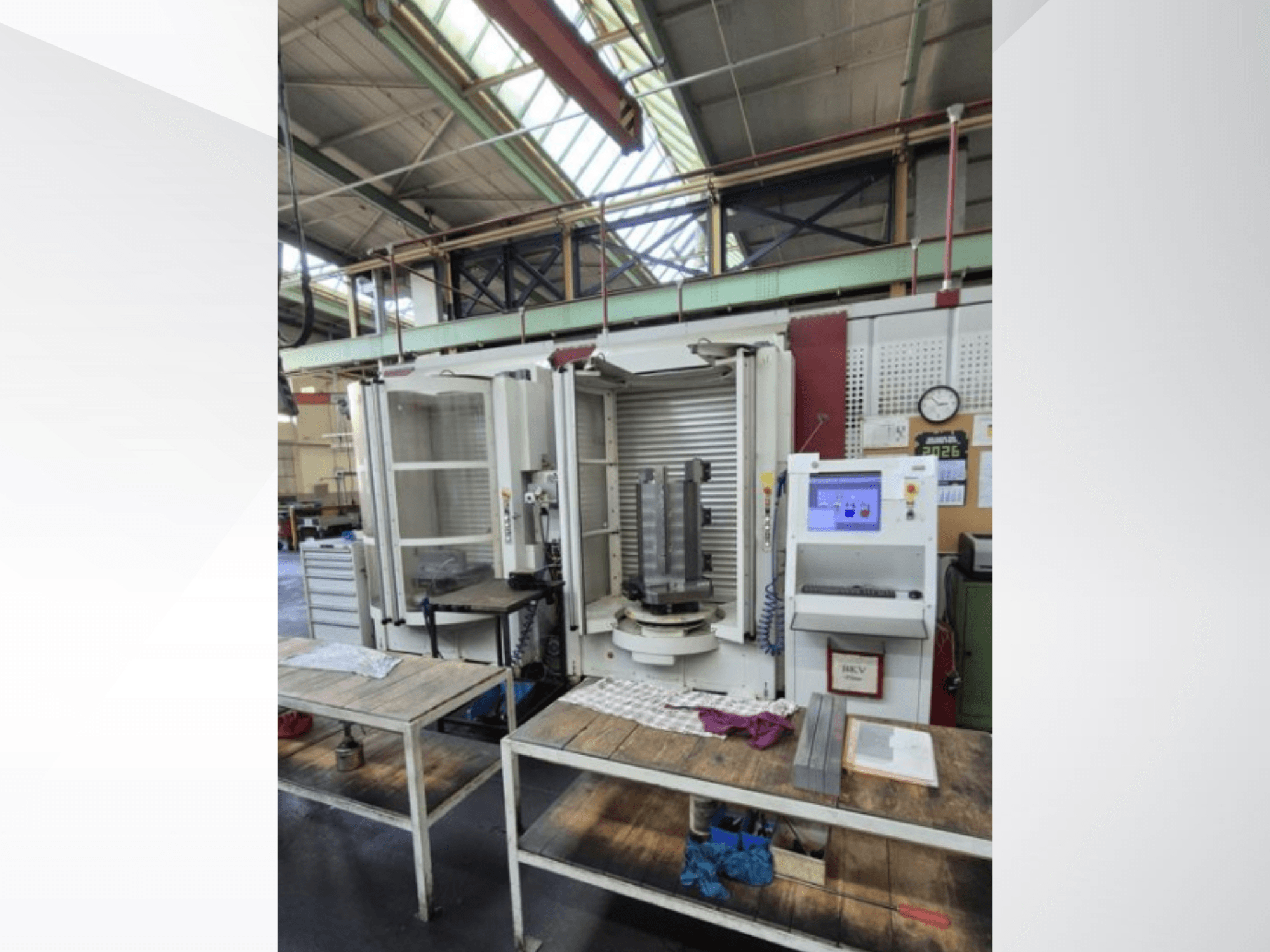 "Starrag Heckert HEC 500 H/V" horizontalusis apdirbimo centras, vaizdas iš priekio, su valdymo skydeliu ir atvira prieiga prie ruošinių.