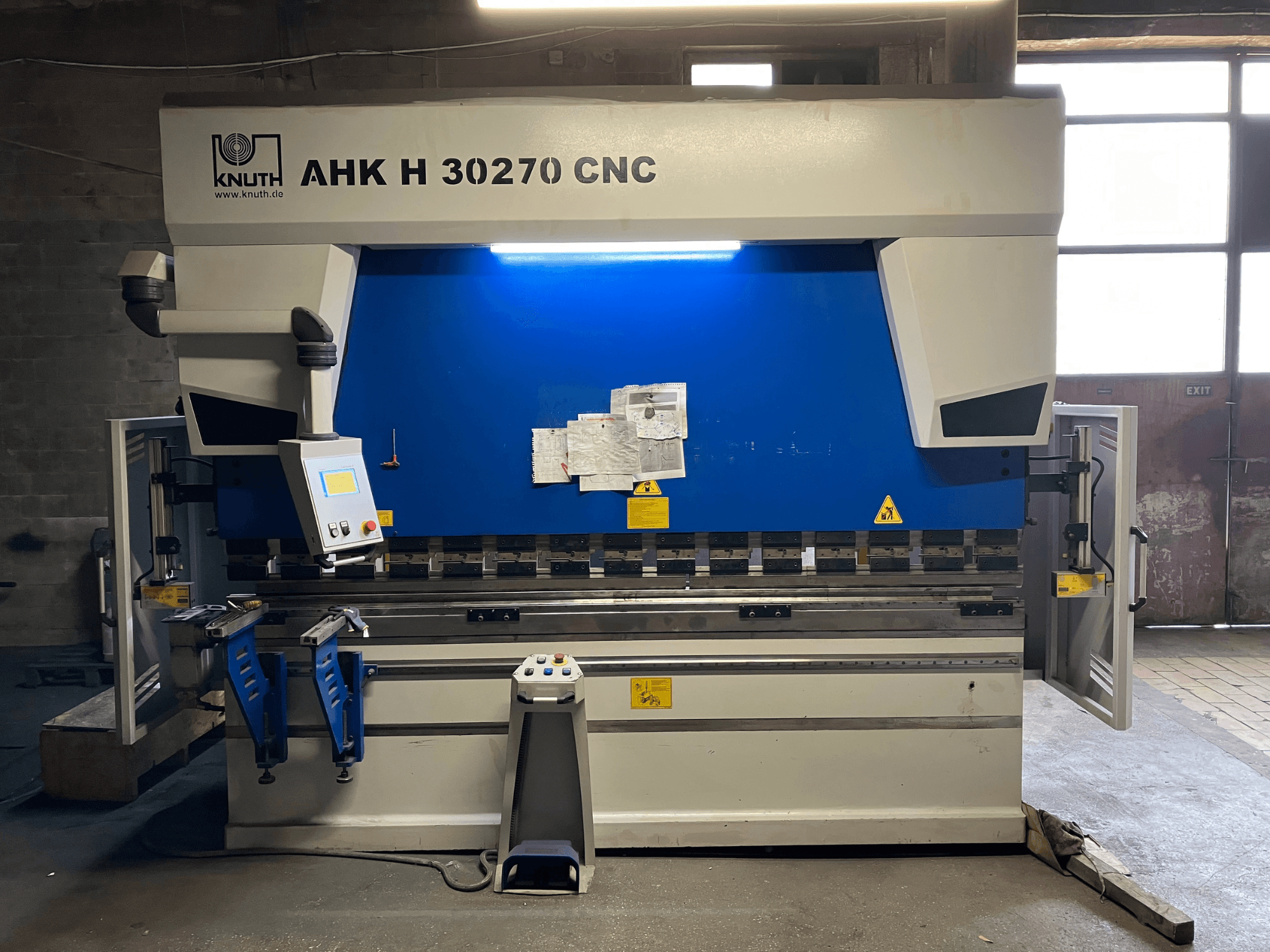 KNUTH AHK H 30270 CNC lenkimo presas dirbtuvėse, vaizdas iš priekio, kuriame matomas valdymo pultas ir mėlynos bei baltos spalvų dizainas, su atidarytomis šoninėmis durelėmis.