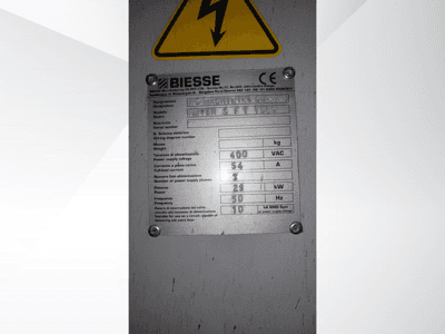 "Biesse" NC apdirbimo centro techninių specifikacijų lentelė, kurioje pateikiama informacija apie įtampą, svorį ir galią, vaizdas iš šono.