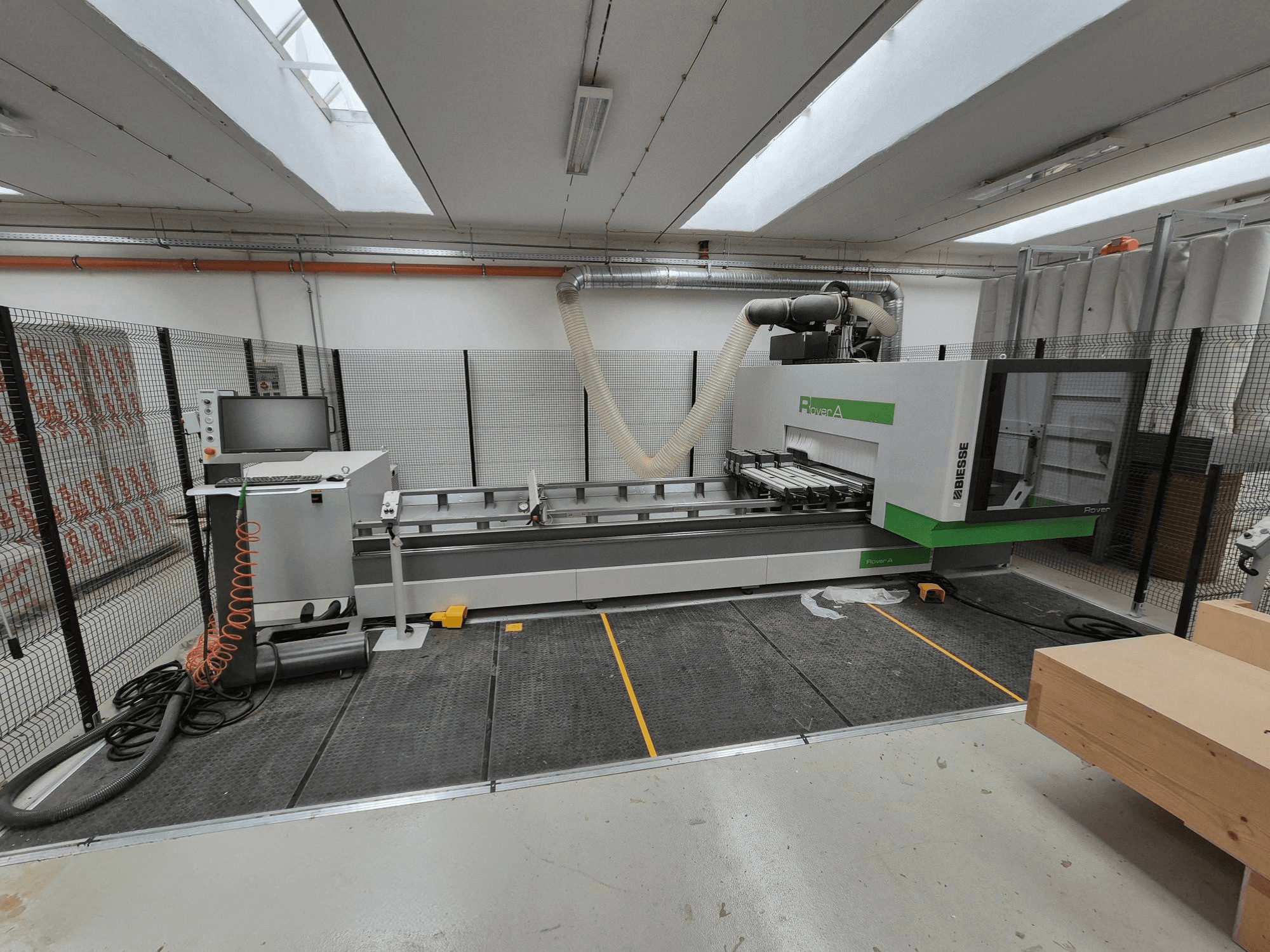 "Biesse Rover" CNC staklės dirbtuvėse, vaizdas iš priekio. Valdymo pultas, vakuuminė sistema ir darbo paviršius.