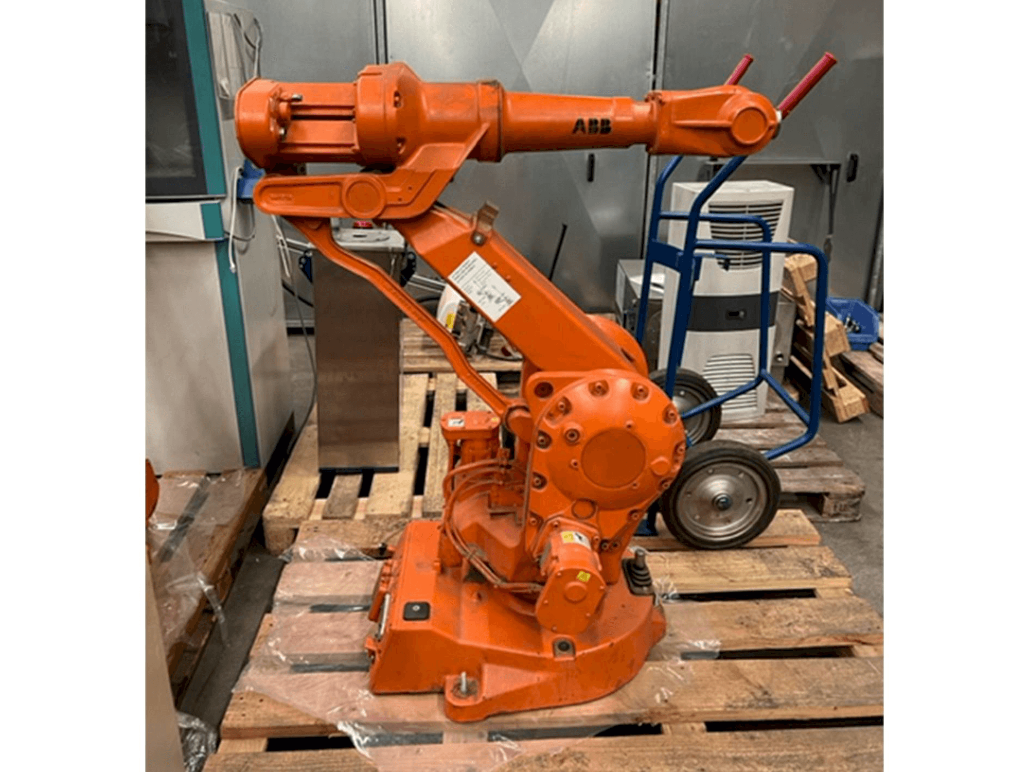 ABB IRB 2400/16 M2000 Mašinos vaizdas iš priekio