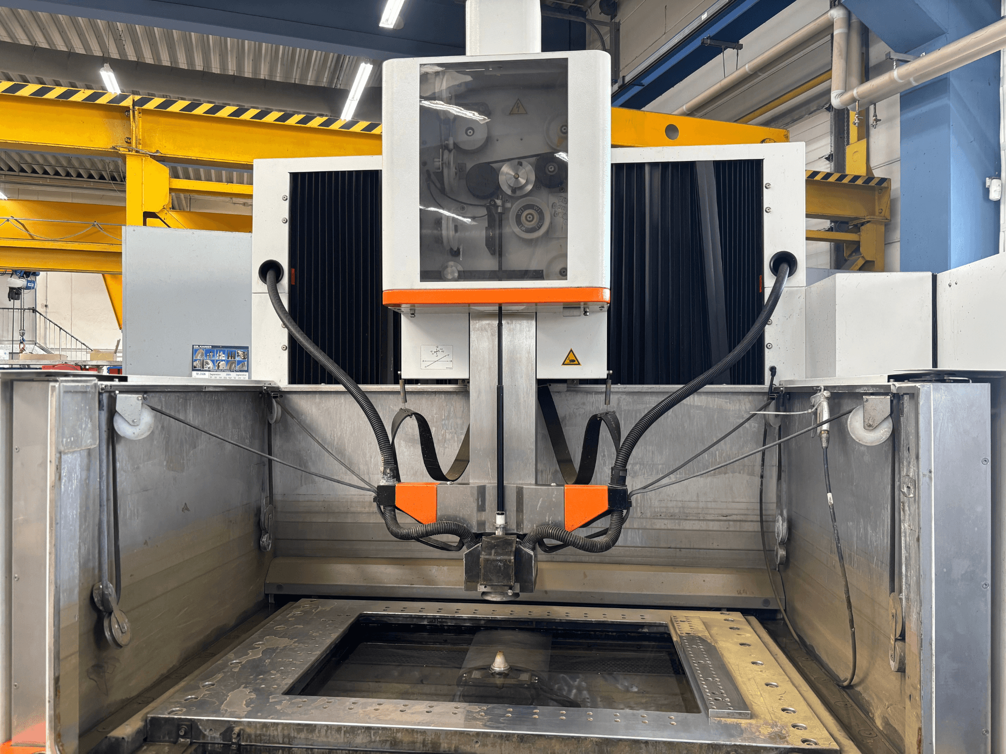 Elektrospyruoklinis pjovimo staklės +GF+ AGIECHARMILLES CUT 400 Sp, vaizdas iš priekio, kuriame matomas darbo stalas ir valdymo mechanizmai.