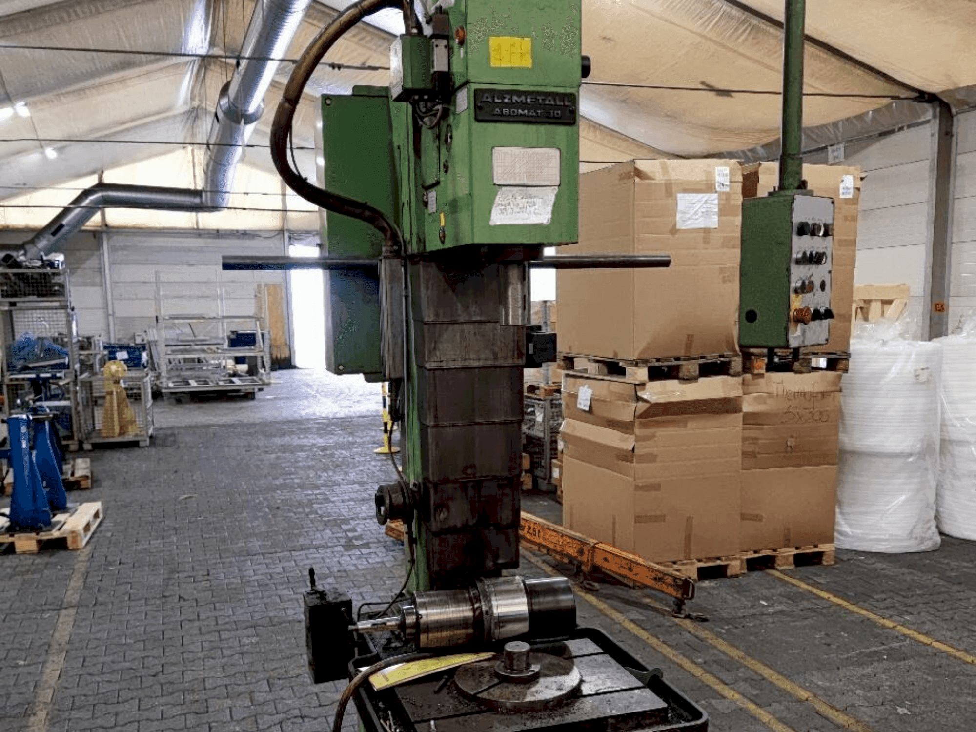 Alzmetall Abomat 30 Mašinos vaizdas iš priekio