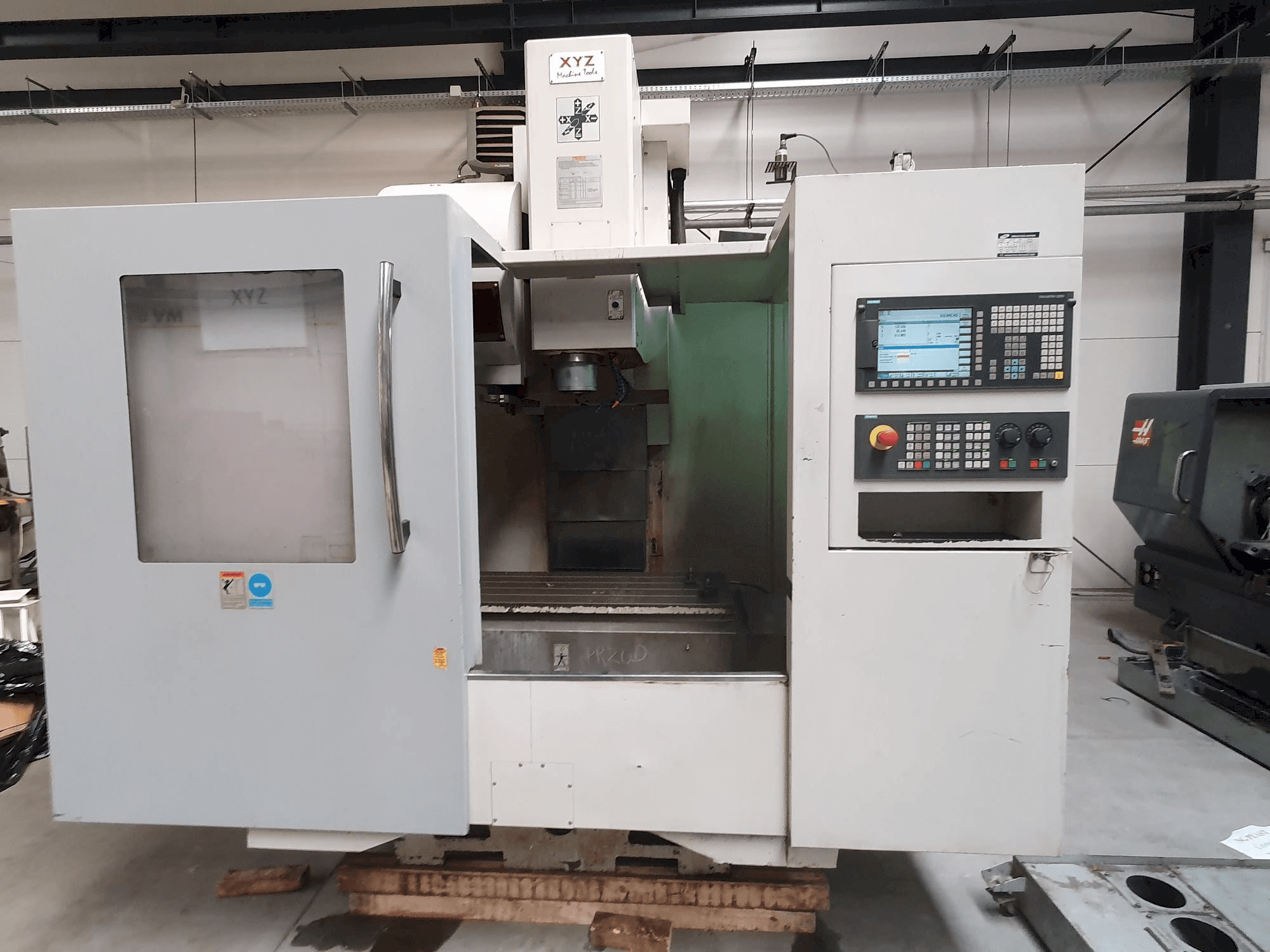 XYZ 1020 VMC Mašinos vaizdas iš priekio