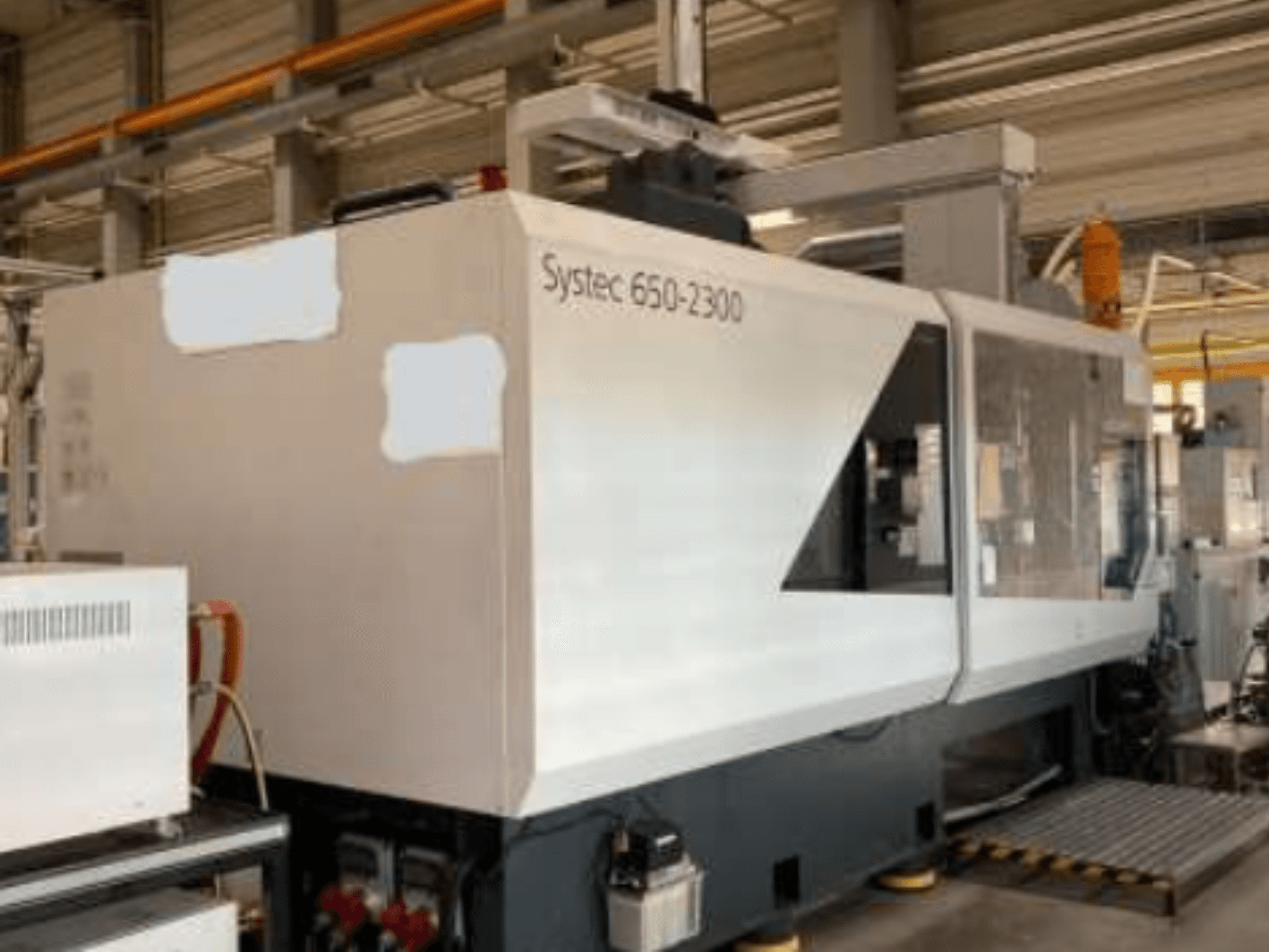 Systec 660-2300 mašina, vaizdas iš priekio, matomas didelis korpusas, valdymo skydelis ir apsauginė pakrovimo platforma, tinkama naudoti pramonėje.