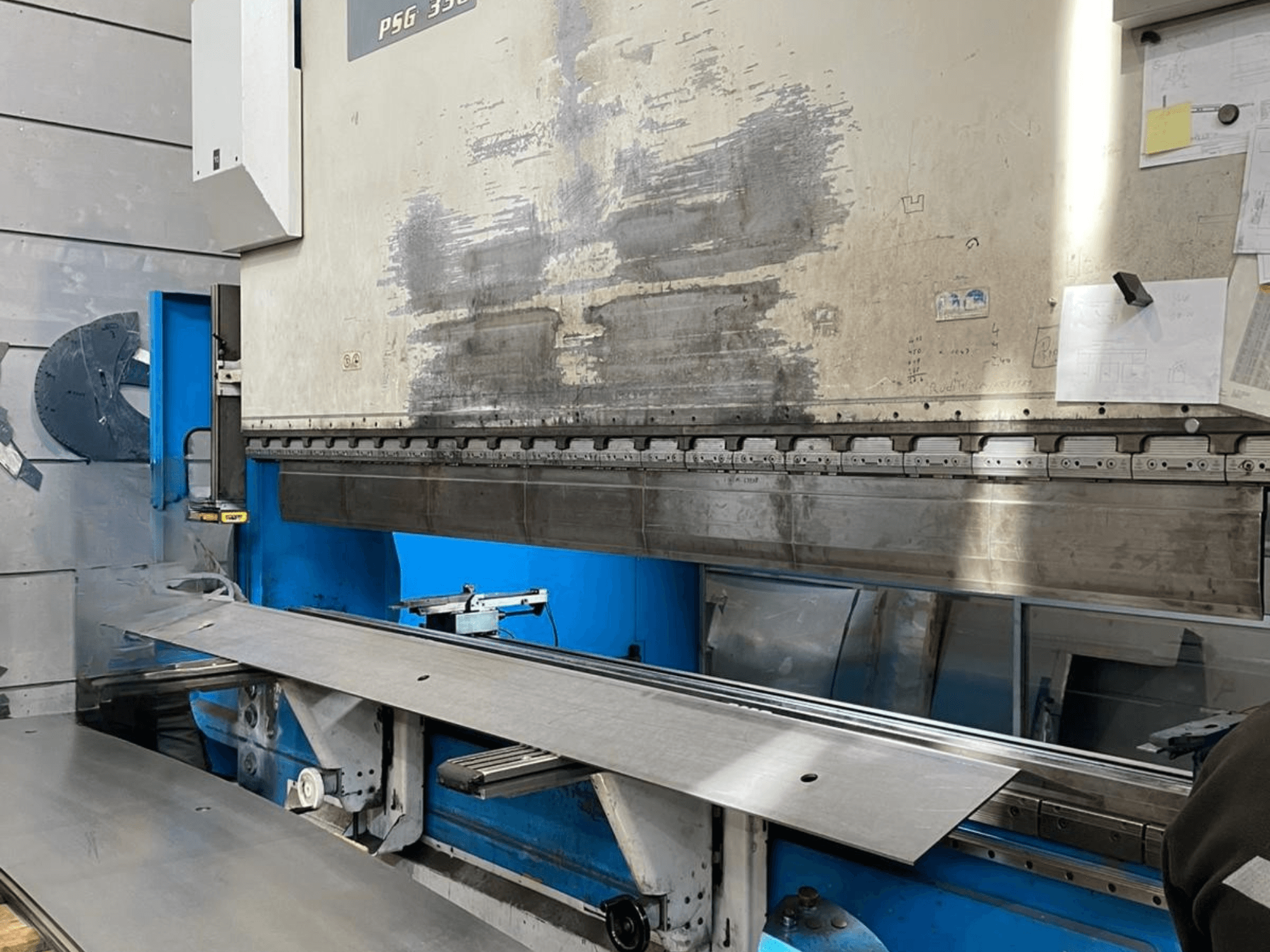GASPARINI PSG 330/4000 Variante C presas dirbtuvėse, rodoma lenkimo zona su metalo lakštais ir mašinų valdikliai.
