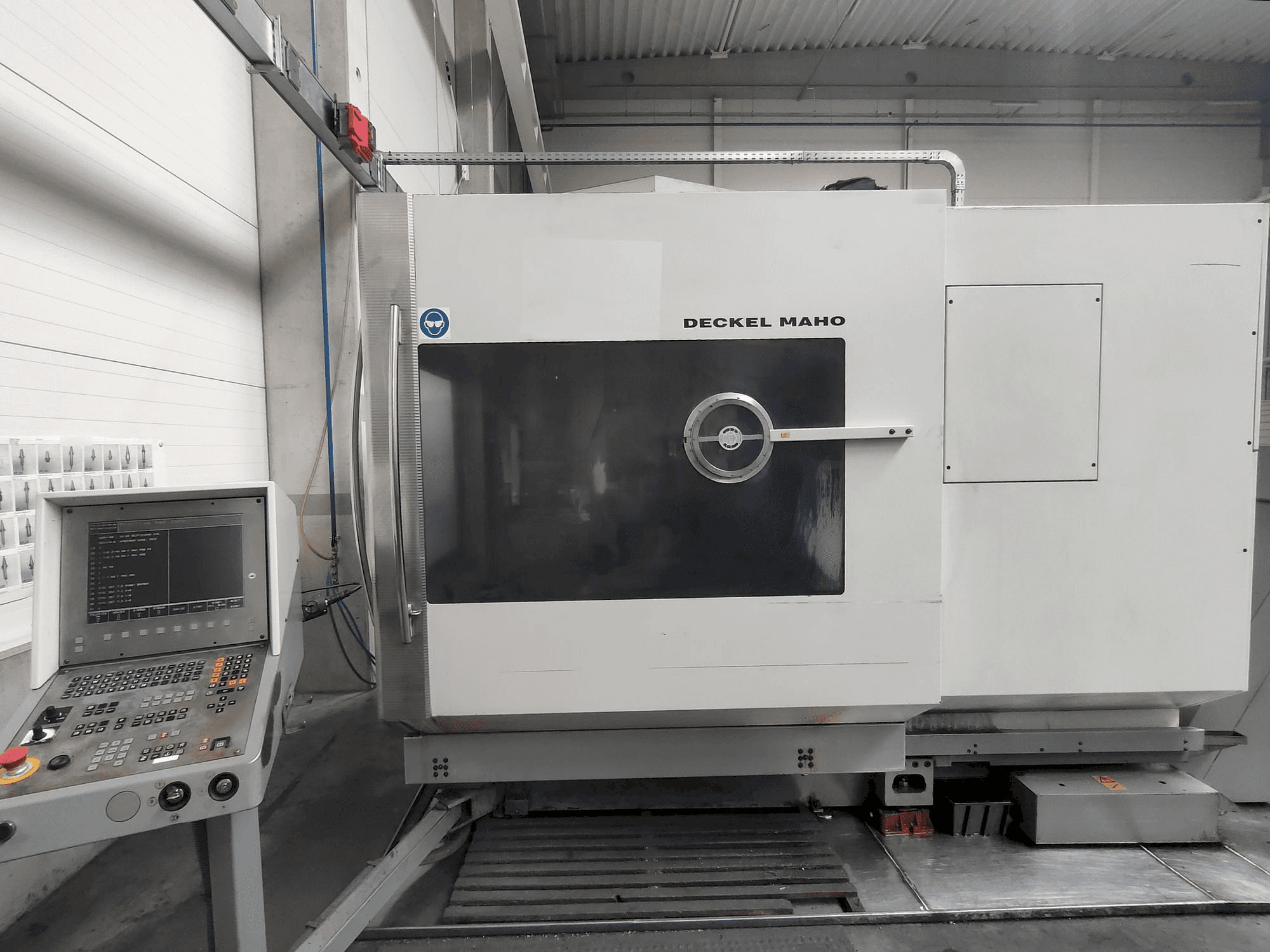 DECKEL MAHO DMU 60P Mašinos vaizdas iš priekio