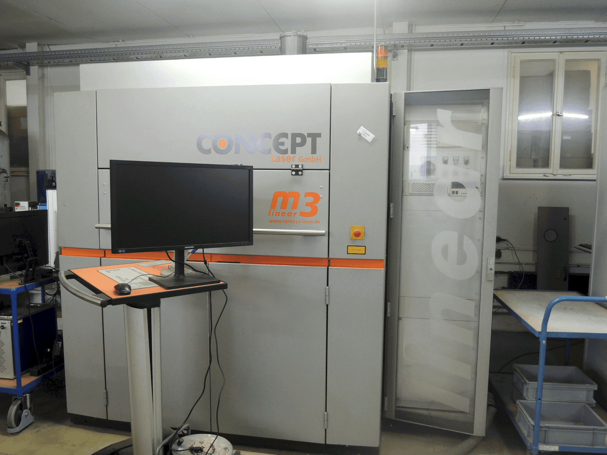 CONCEPT LASER LASER M3 Linear Mašinos vaizdas iš priekio