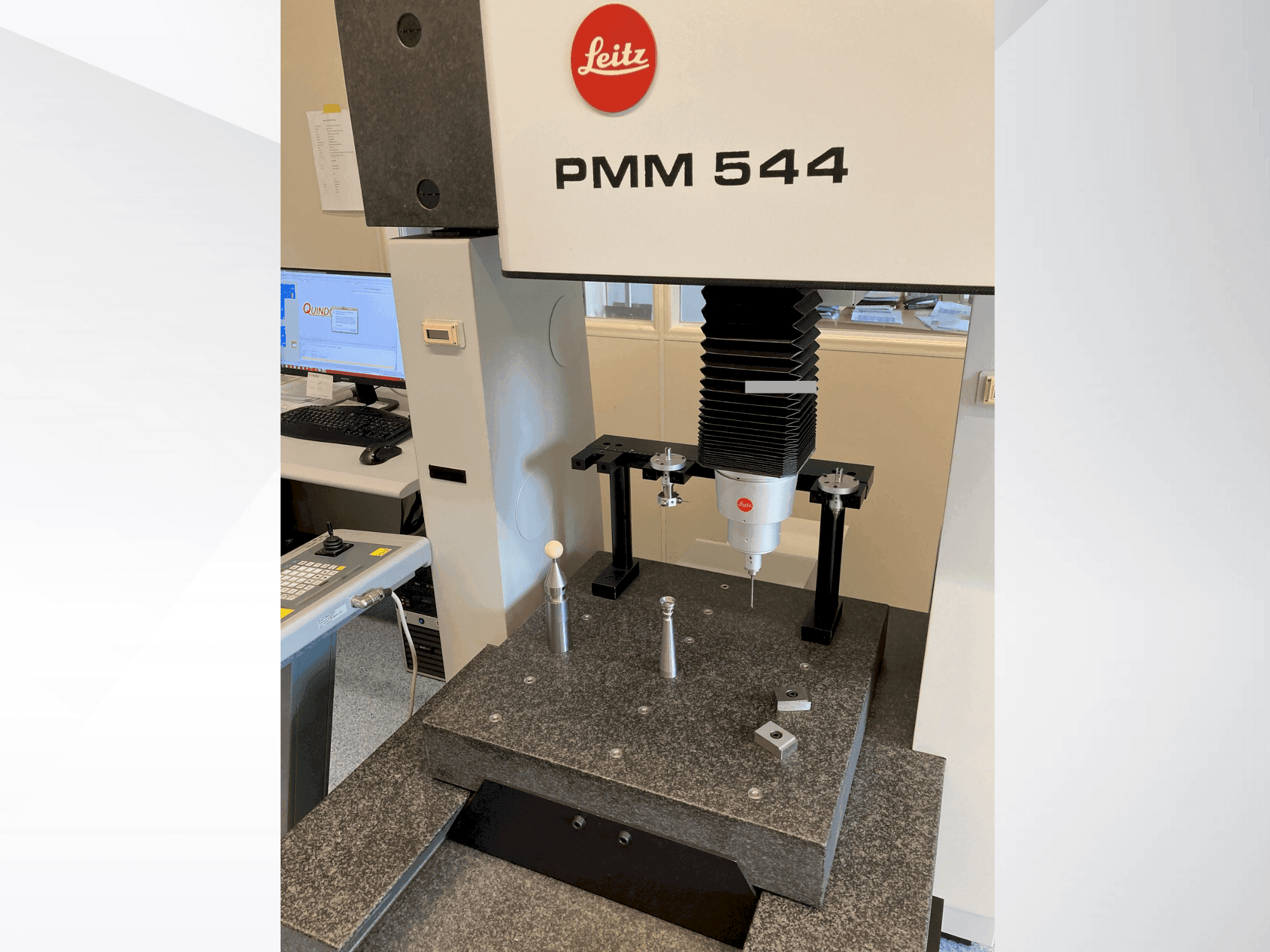 LEITZ PMM 544 Mašinos vaizdas iš priekio