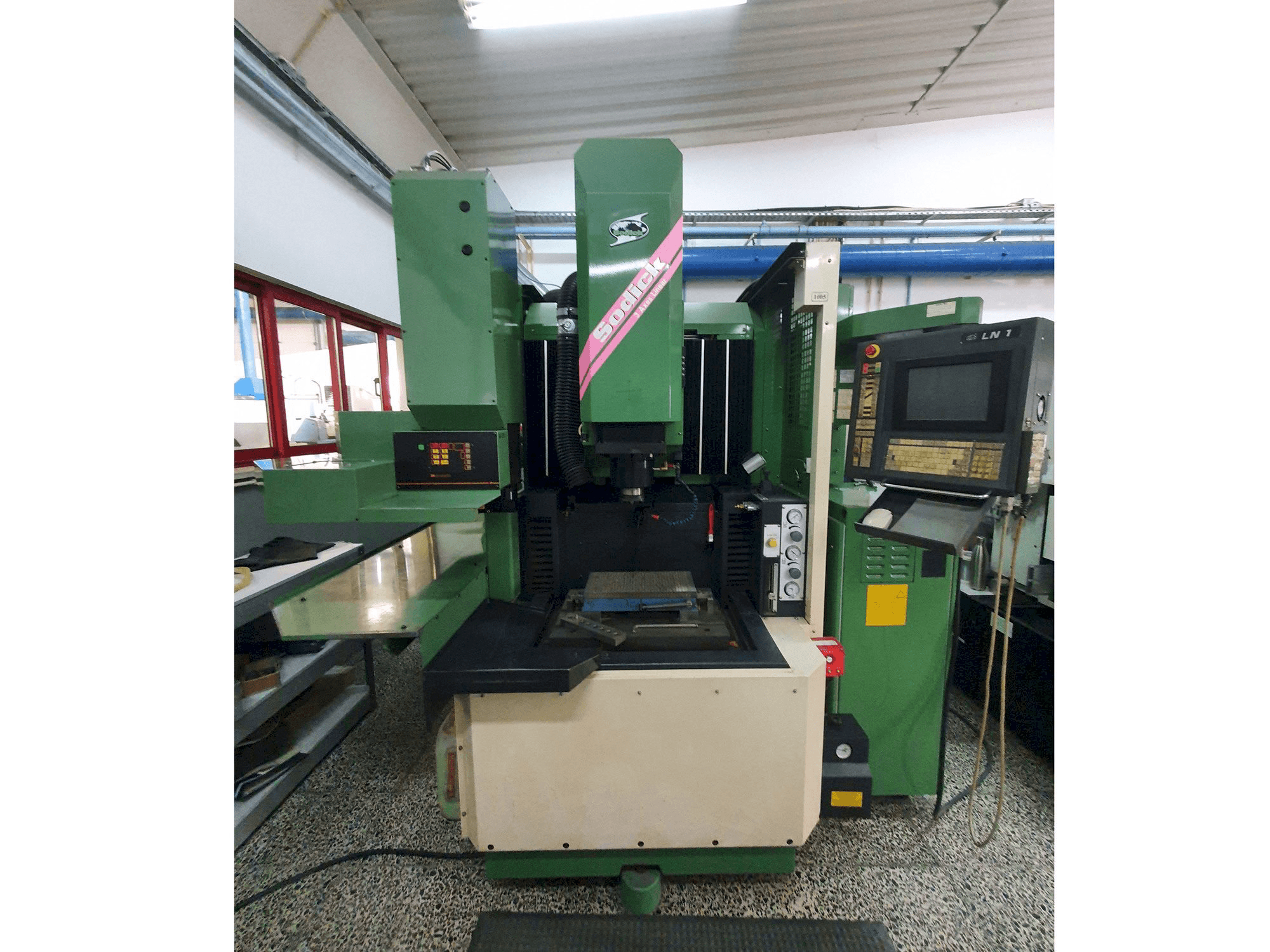 Sodick AQ35L Mašinos vaizdas iš priekio