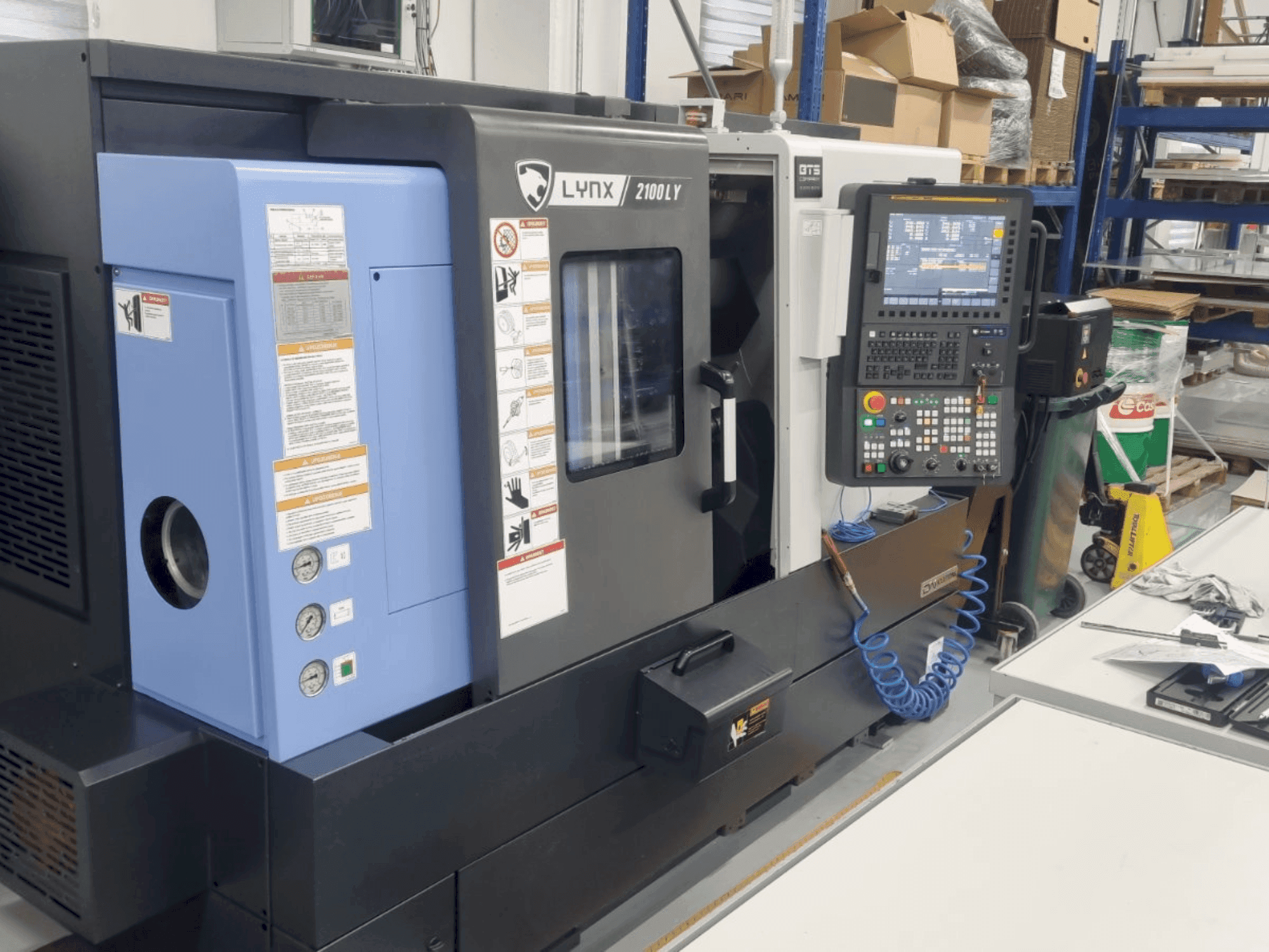 DN SOLUTIONS LYNX 2100 LYB Mašinos vaizdas iš priekio