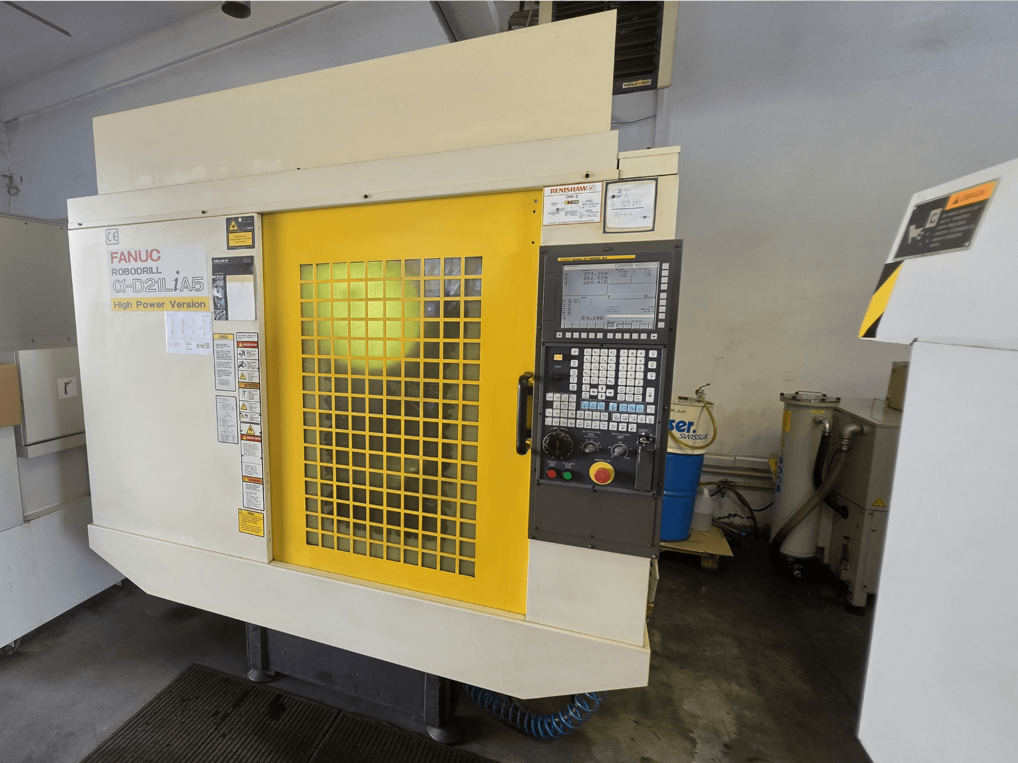 Vertikalusis apdirbimo centras „FANUC ROBODRILL alpha-D21LiA5“, vaizdas iš priekio, su geltonomis saugos durimis ir valdymo pultu.