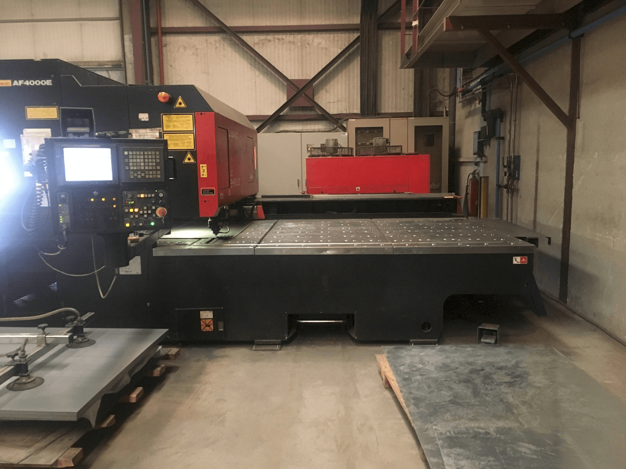 AMADA LC 2415 A3 Mašinos vaizdas iš priekio