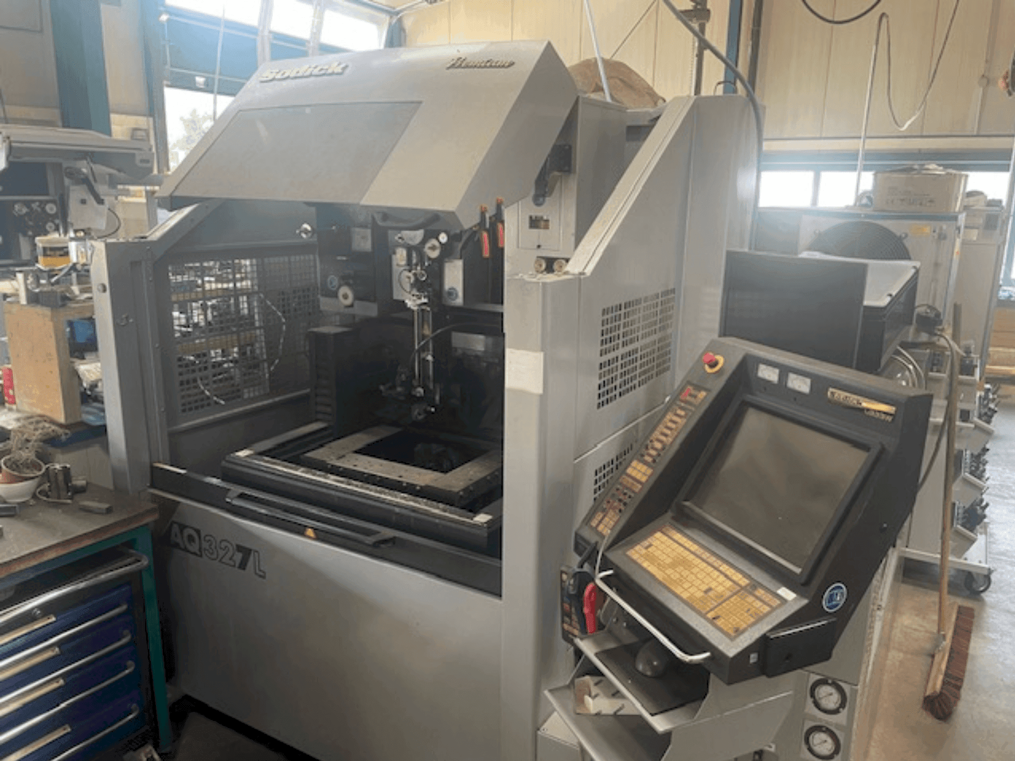 Sodick AQ327l Mašinos vaizdas iš priekio