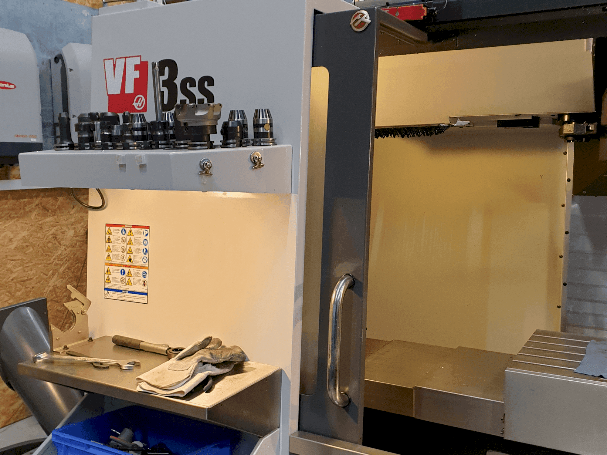 HAAS VF-3SS Mašinos vaizdas iš priekio