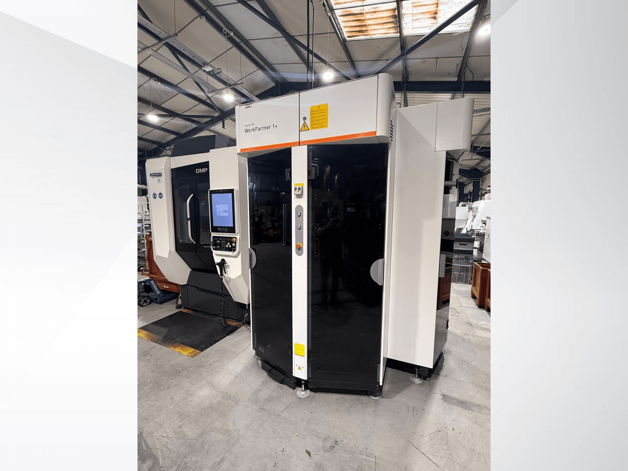 DMP WorkPartner 1+, vaizdas iš priekio; jutiklinio ekrano skydelis ir saugos indikatoriai gamyboje.