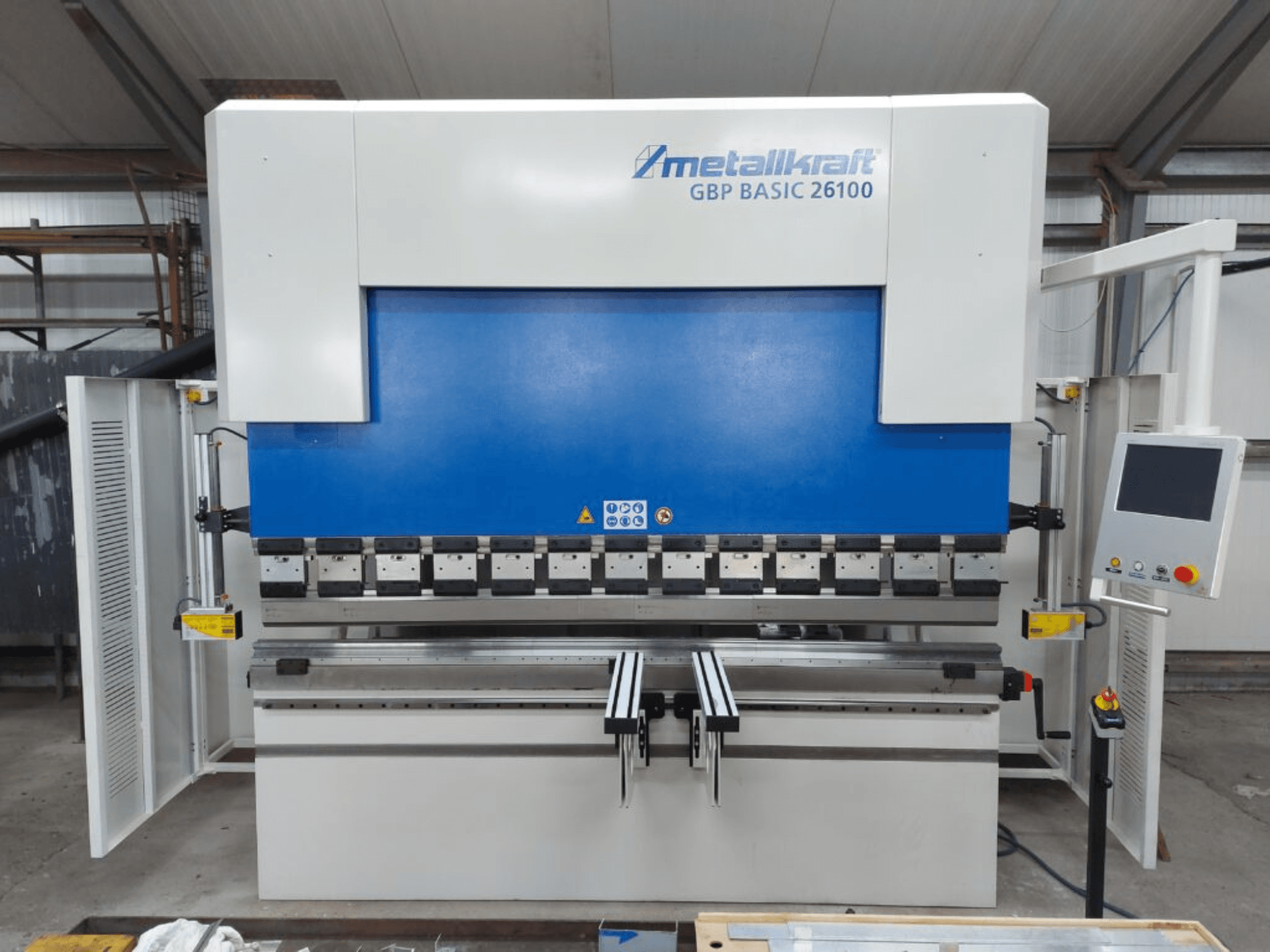 Metallkraft GBP BASIC 26100 ritinių lenkimo staklių priekinis vaizdas, kuriame matomas valdymo skydelis ir lenkimo zonos funkcijos.