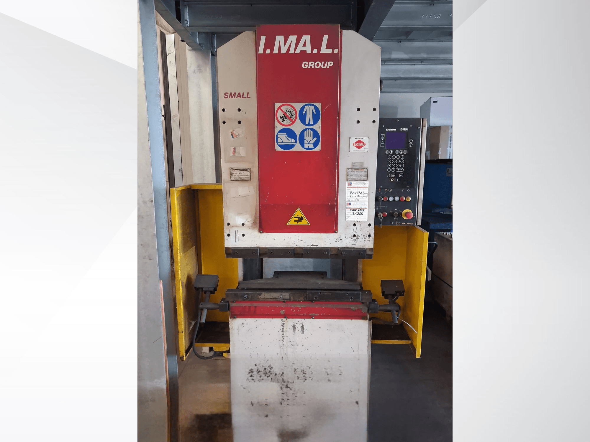 „IMAL SMALL 835/25“ presinio lenkimo staklių vaizdas iš priekio su valdymo pultu, saugos ženklais ir geltonu apsauginiu gaubtu.