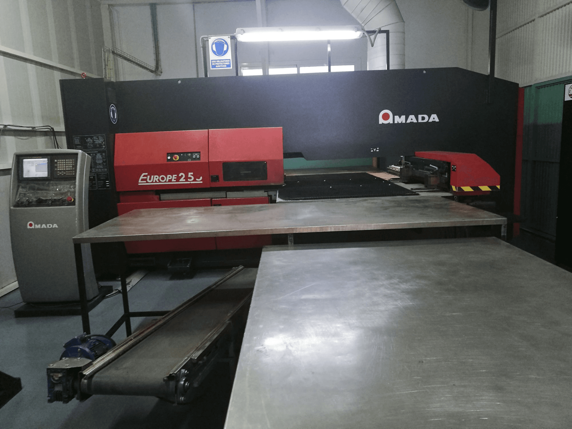 AMADA EUROPE 255 Mašinos vaizdas iš priekio