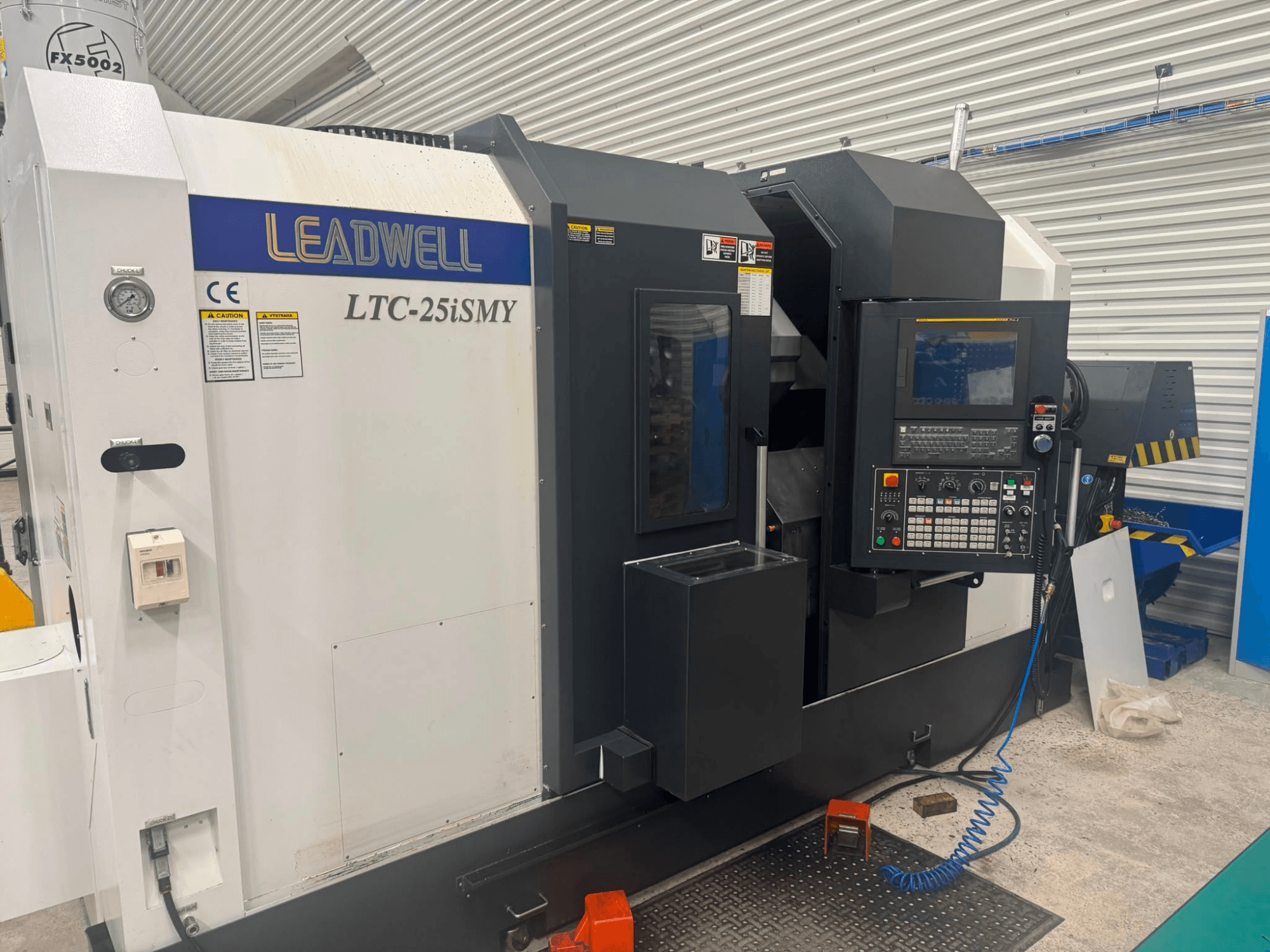 „Leadwell LTC-25iSMY“ horizontalioji tekinimo staklė, vaizdas iš priekio, kuriame matomas valdymo skydas ir valdymo sąsajos.