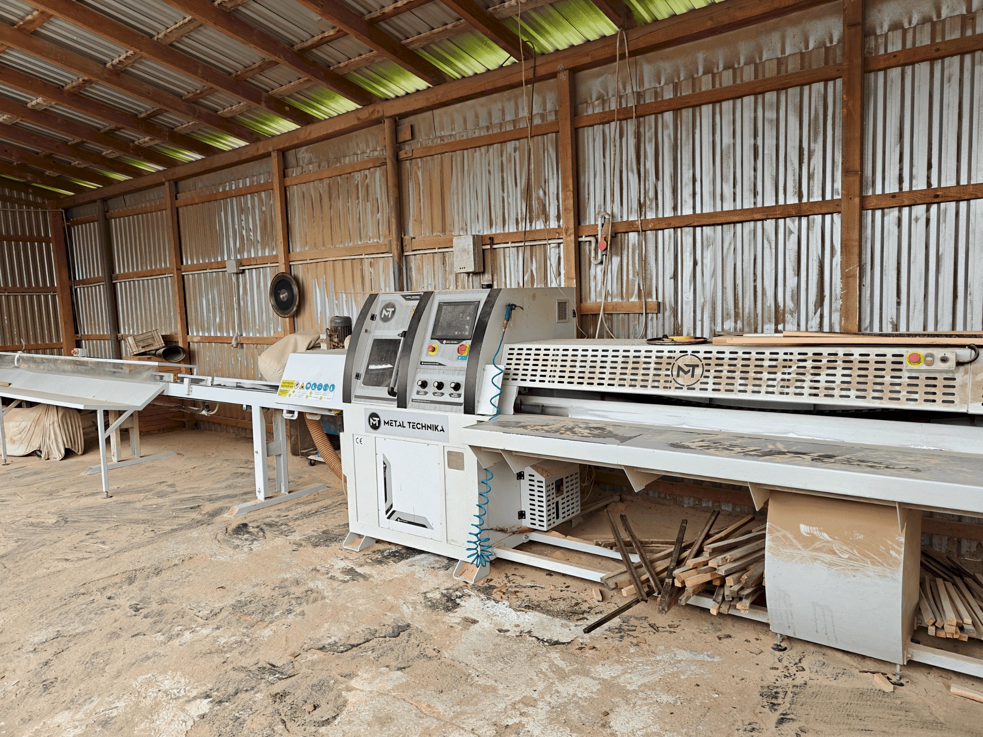 METAL TECHNIKA OWD-1600 Mašinos vaizdas iš priekio