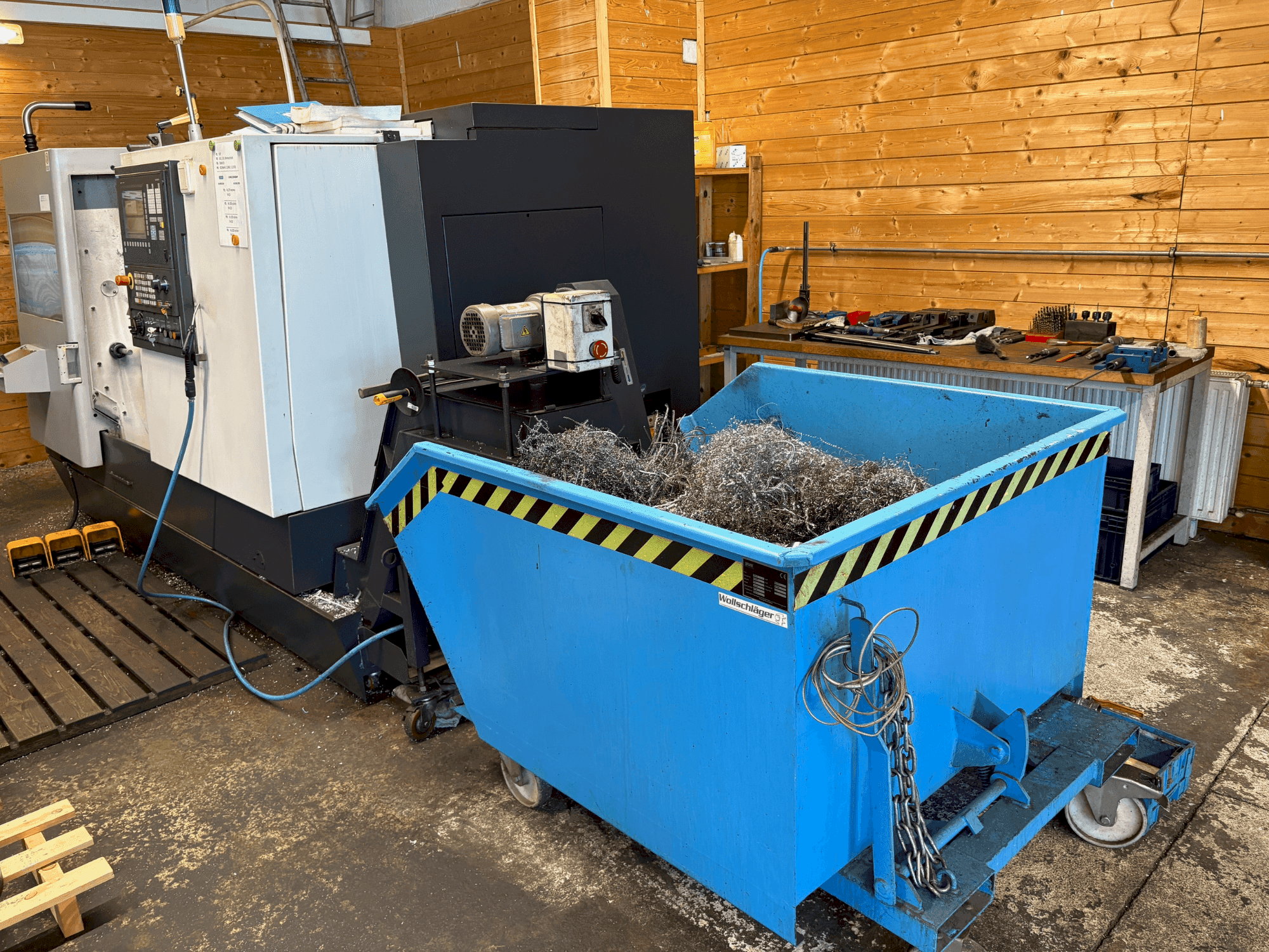 HWACHEON Cutex 240 Mašinos vaizdas iš priekio