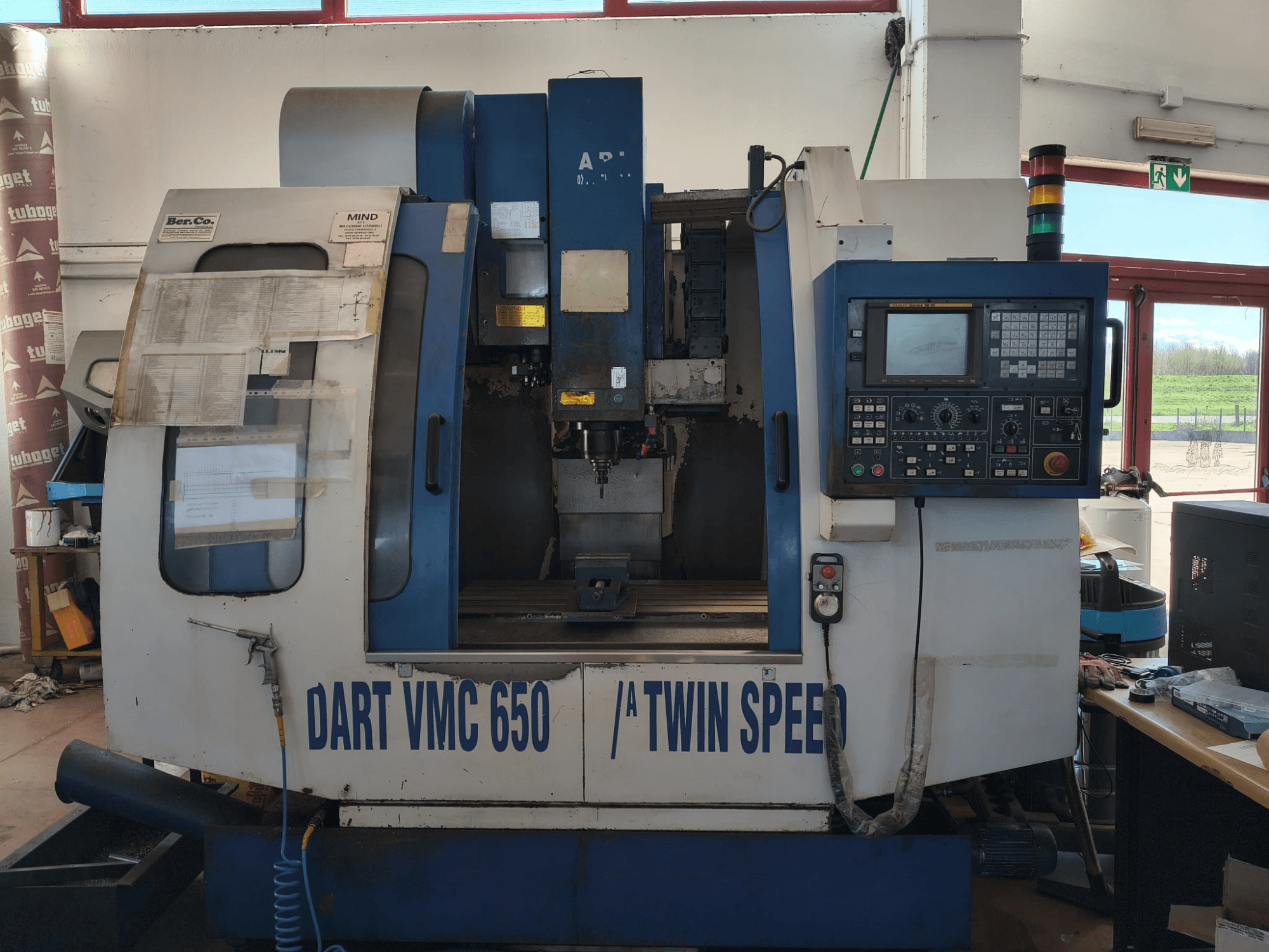 DART VMC650 XL/A T.S vertikalusis apdirbimo centras, vaizdas iš priekio, valdymo skydelis, įrankių laikiklis ir darbinės detalės.