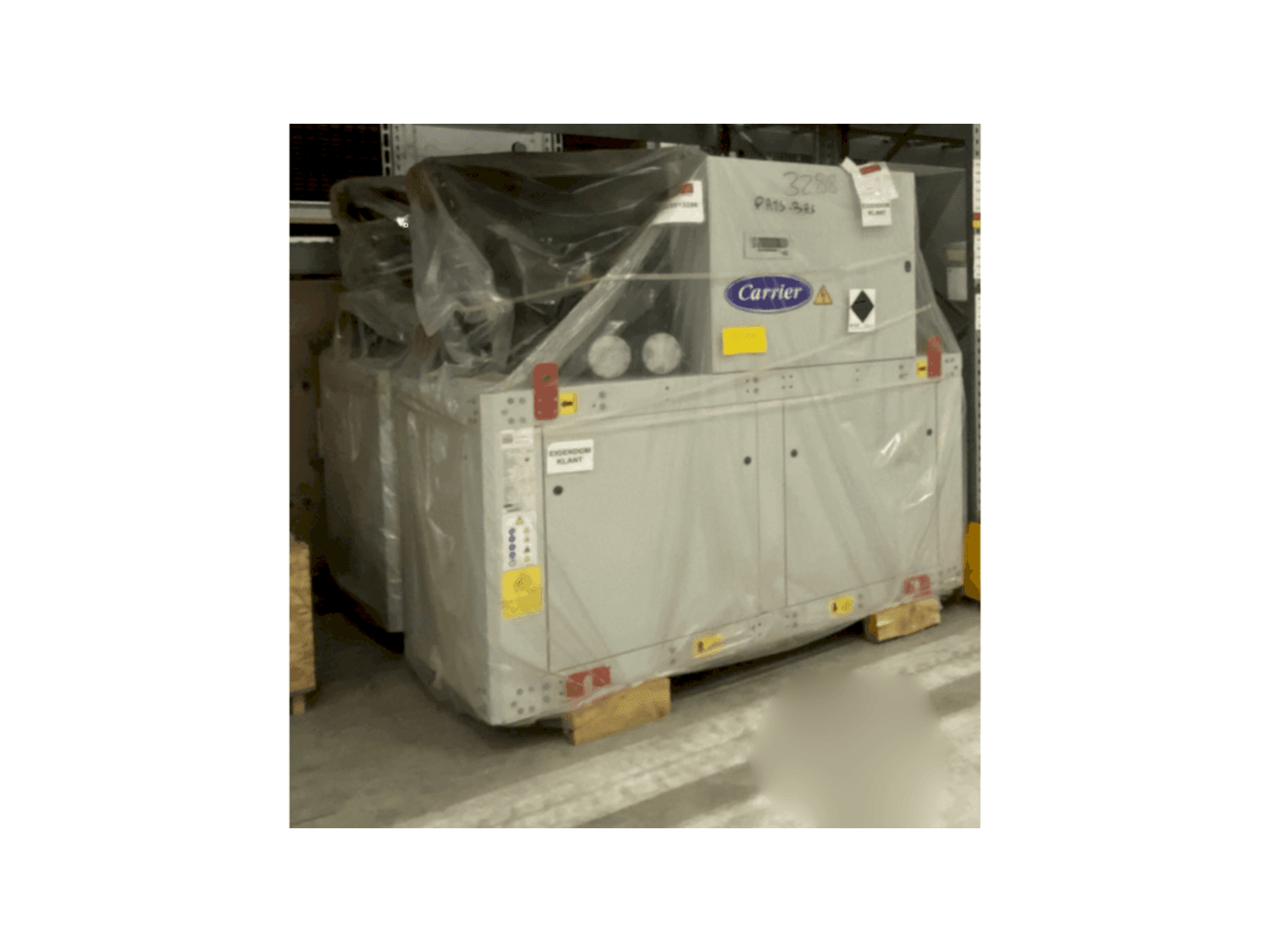 CARRION 3x Carrier heat pump 30WI1000 & 2x Refrion Dry Coolers V-model ES4C 2390.6/4 E2 Mašinos vaizdas iš priekio