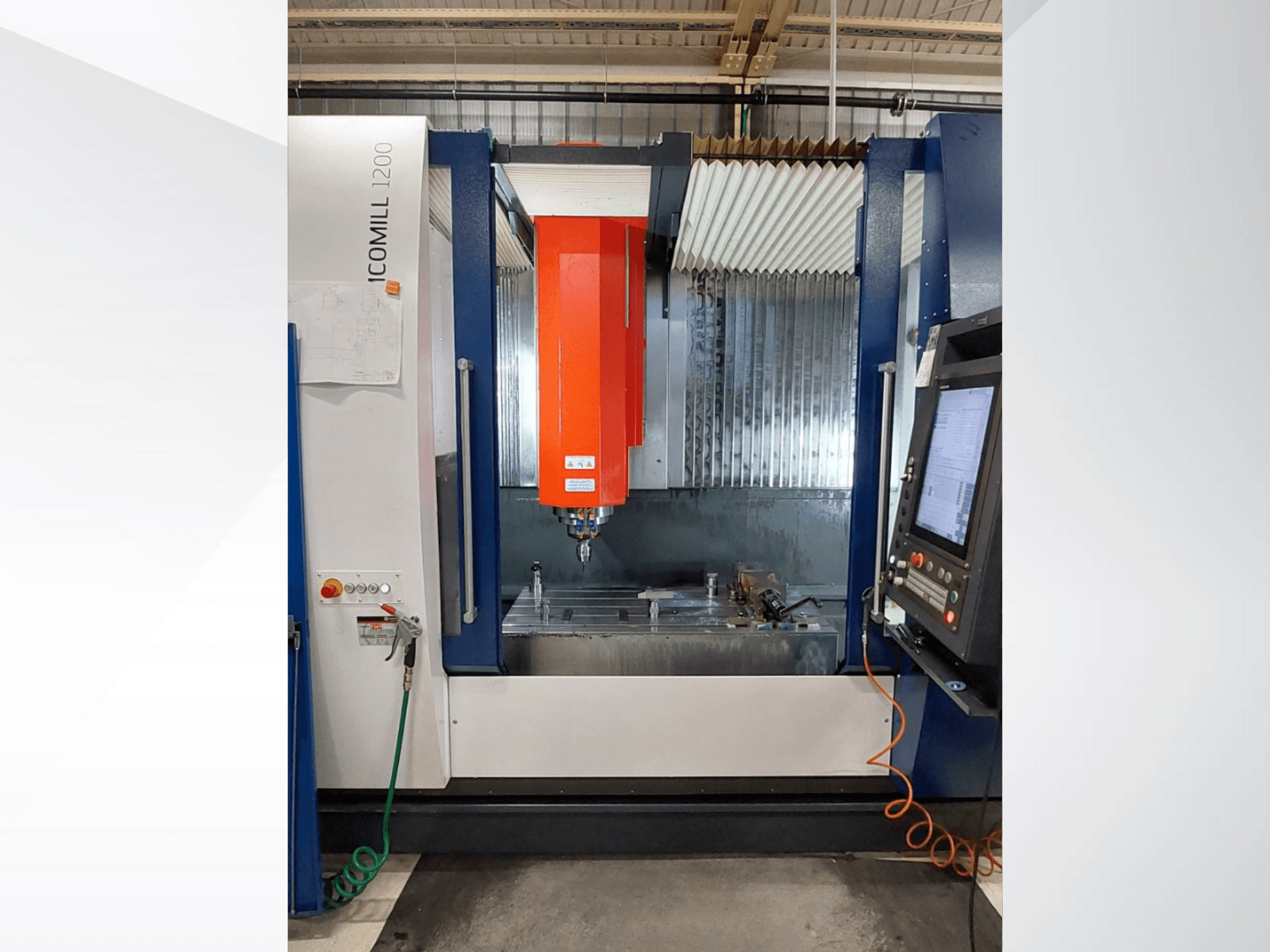 ICOMILL 1200 CNC frezavimo staklės su raudonu sukliu, priekinis vaizdas, kuriame matomas valdymo skydelis ir darbo zona su įrankiais.