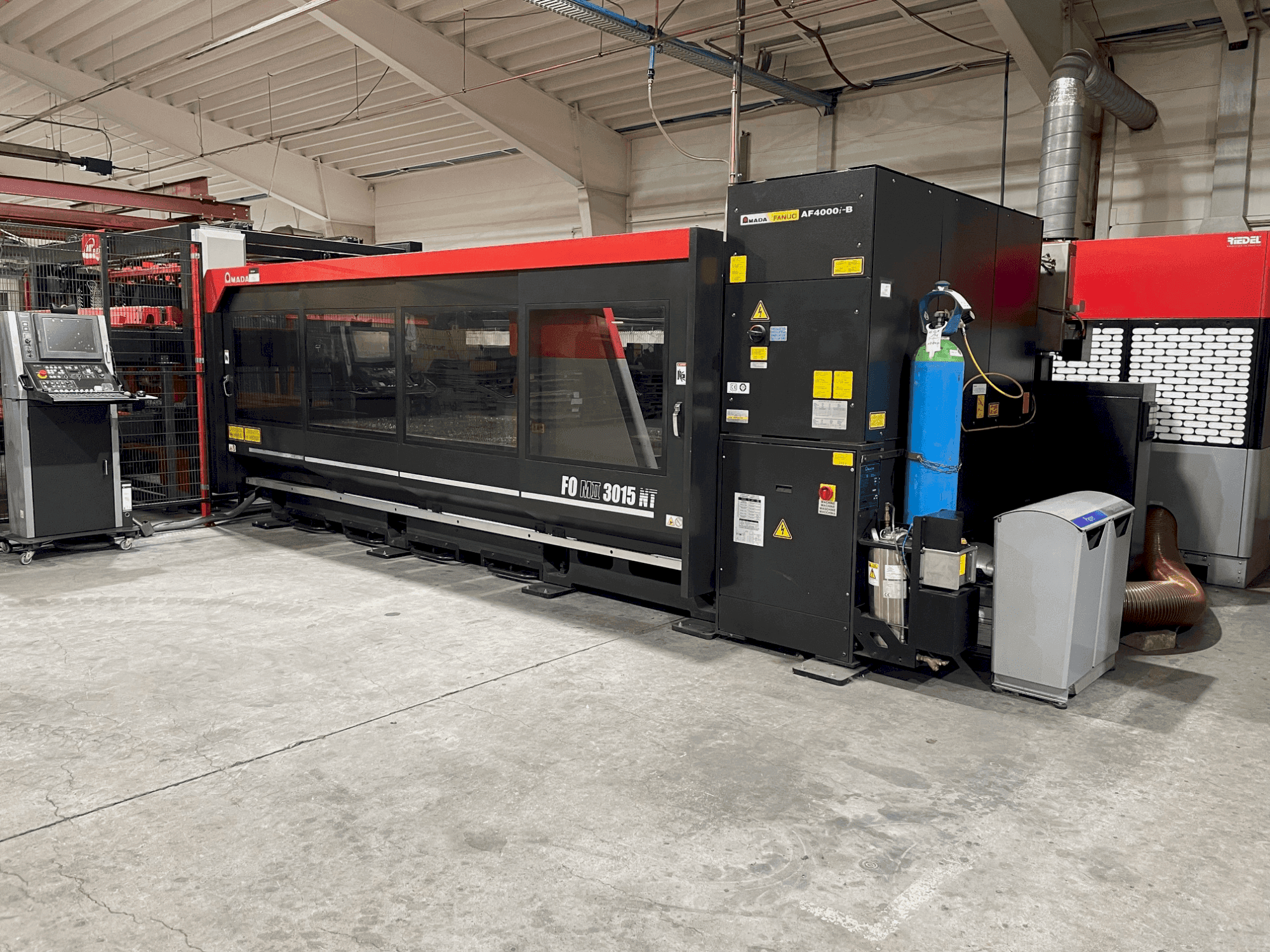 AMADA FOM2 3015 NT Mašinos vaizdas iš priekio