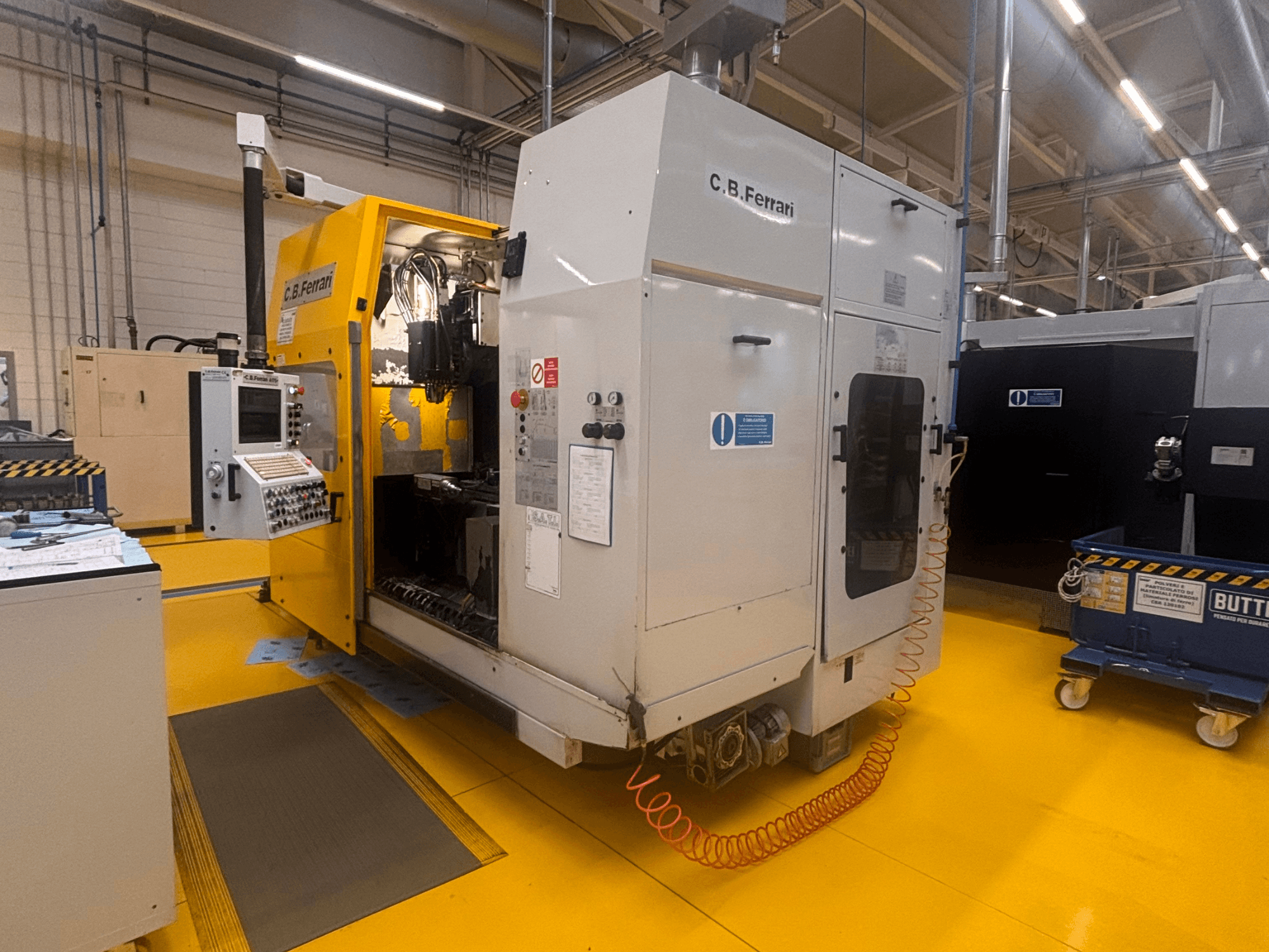 C.B. Ferrari A175 vertikalusis apdirbimo centras gamykloje, vaizdas iš priekio, matomas valdymo skydelis ir atidarytos prieigos durys.