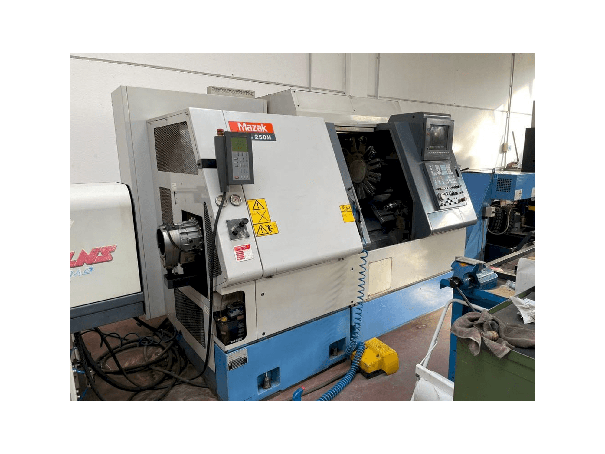 Mazak SQT 250M Mašinos vaizdas iš priekio