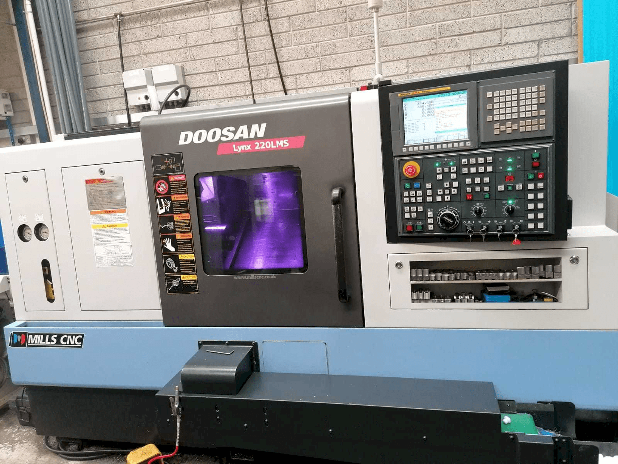 Doosan Lynx 220LMSA Mašinos vaizdas iš priekio