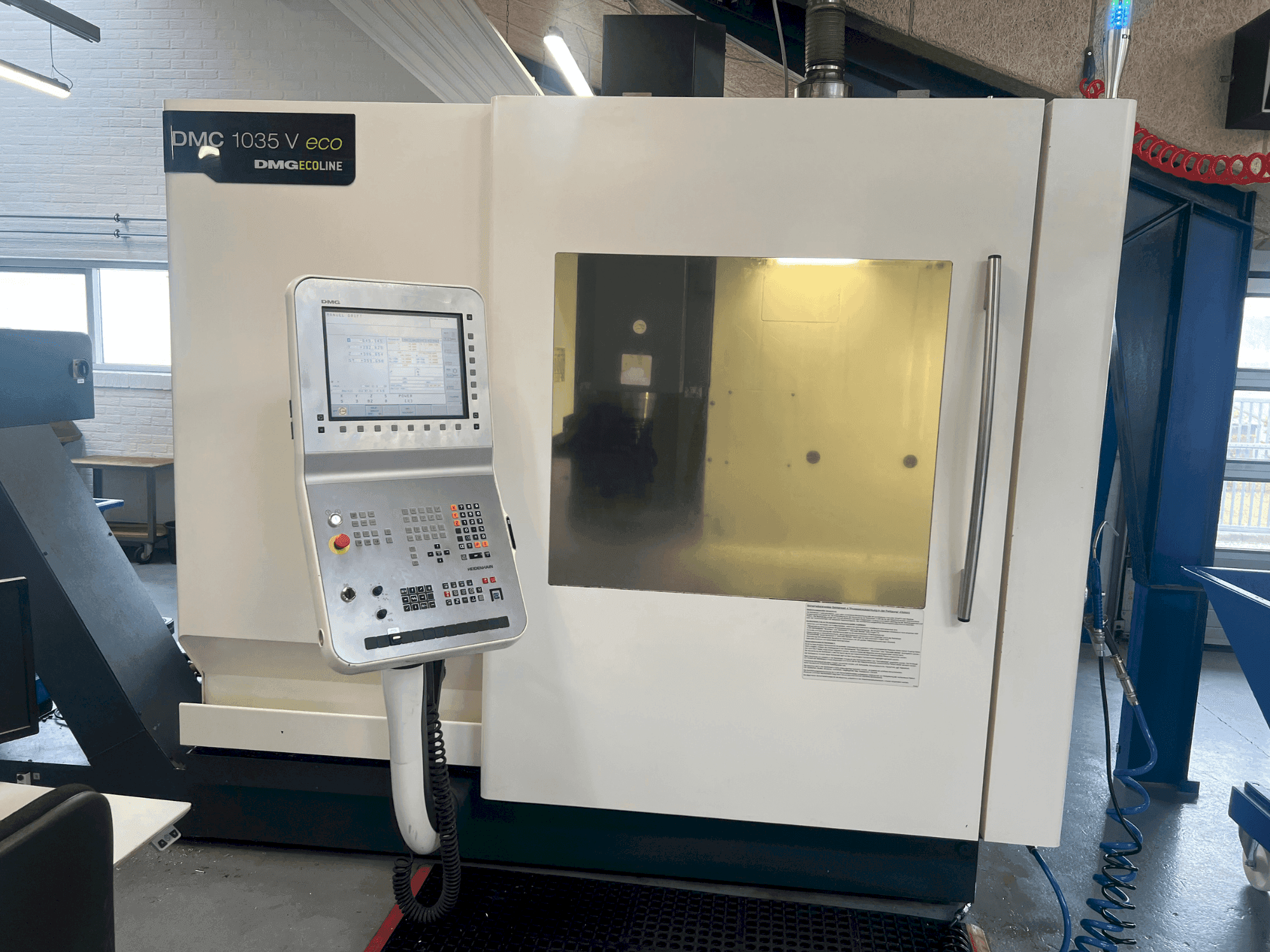 DMG MORI DMC 1035V eco Mašinos vaizdas iš priekio