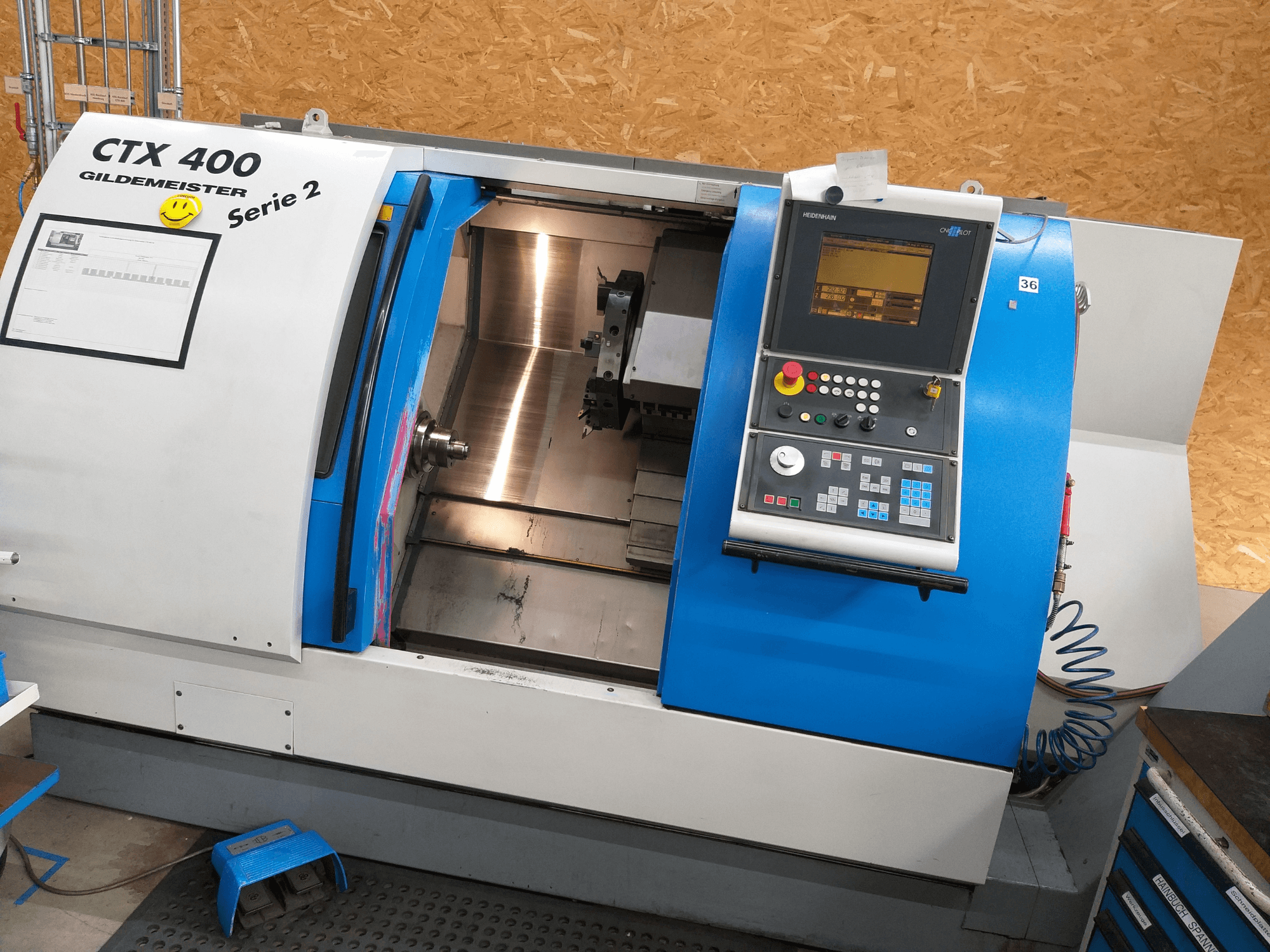 Gildemeister CTX 400 2 serijos horizontalus tekinimo staklės, vaizdas iš priekio, kuriame matomas valdymo pultas ir atviras staklių vidus.
