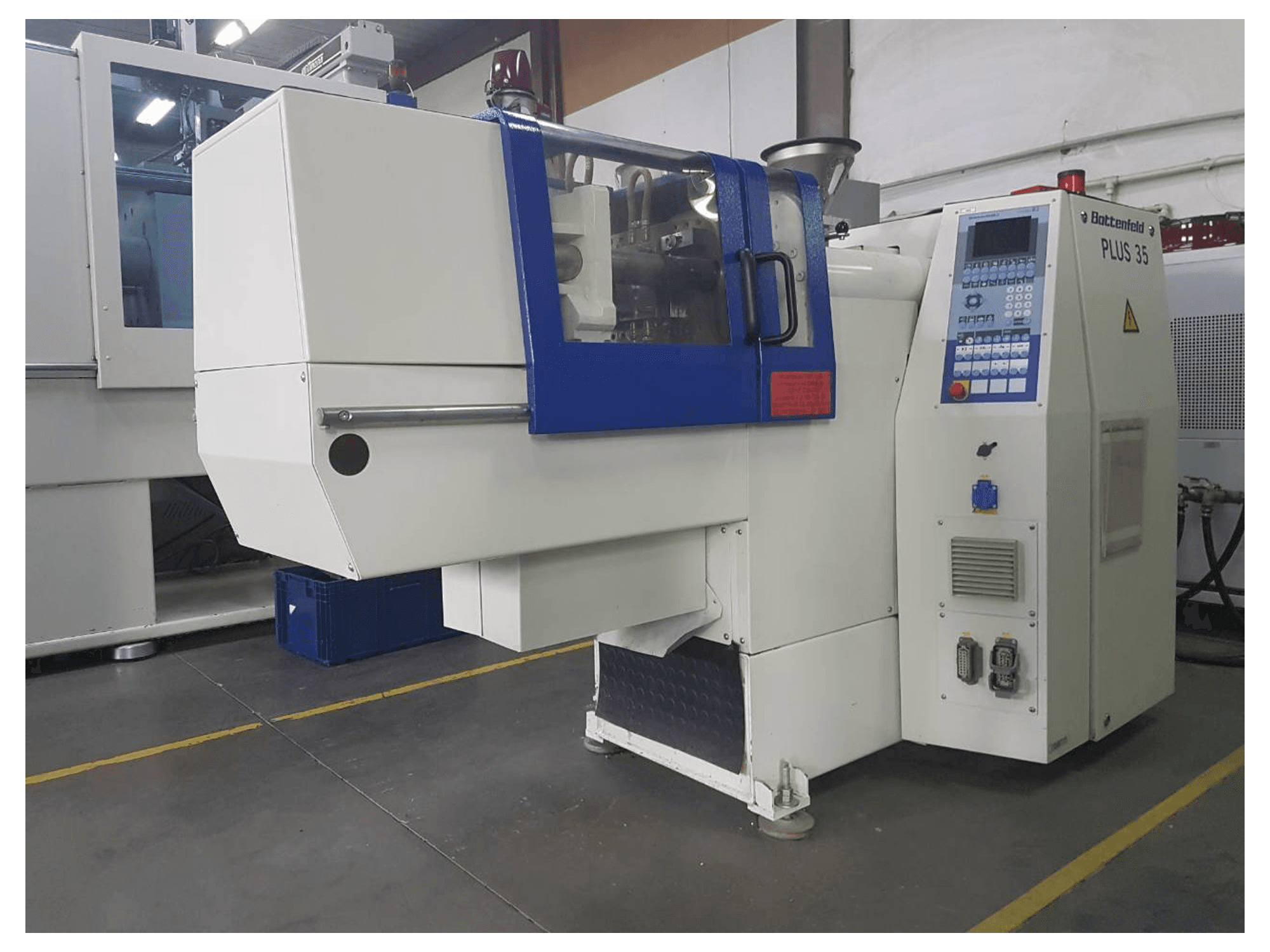 Battenfeld PLUS 35/75 Mašinos vaizdas iš priekio