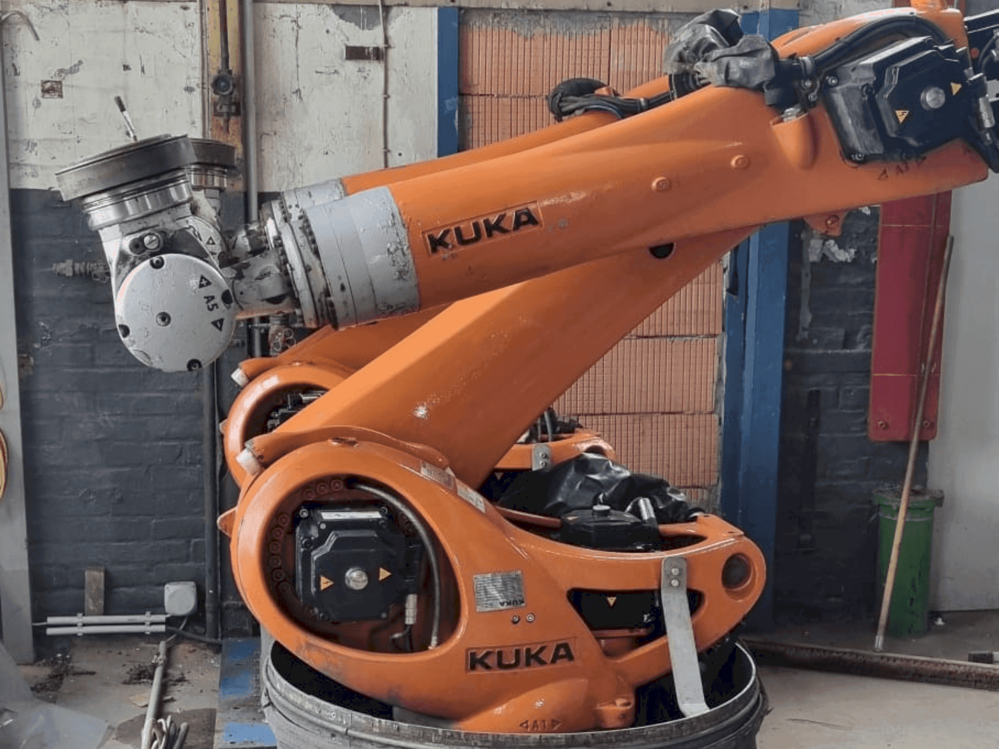 KUKA KR 90 R3100 extra C-F-HP Mašinos vaizdas iš priekio